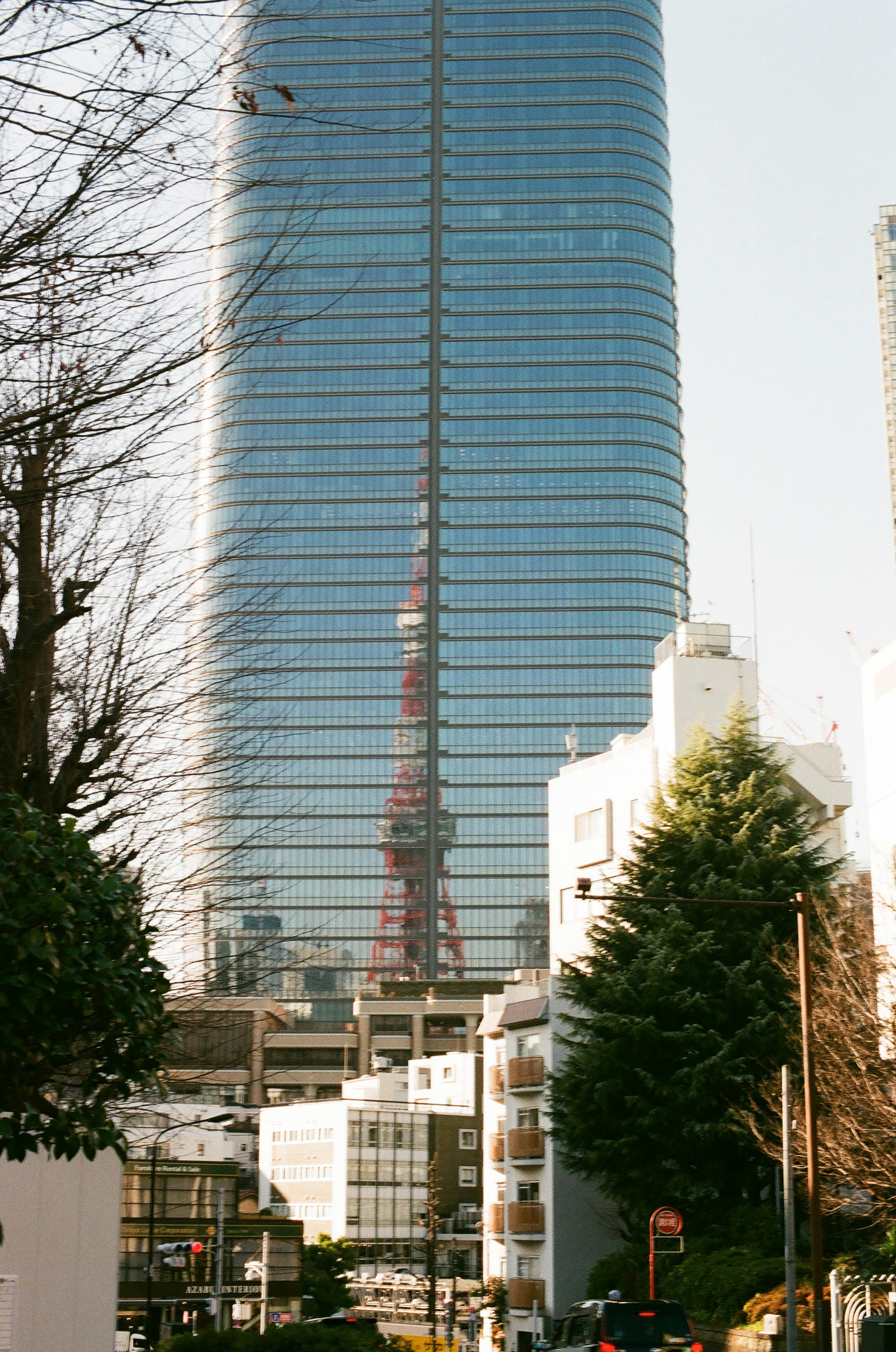 東京タワーが映る高層ビルの反射と周囲の街並み