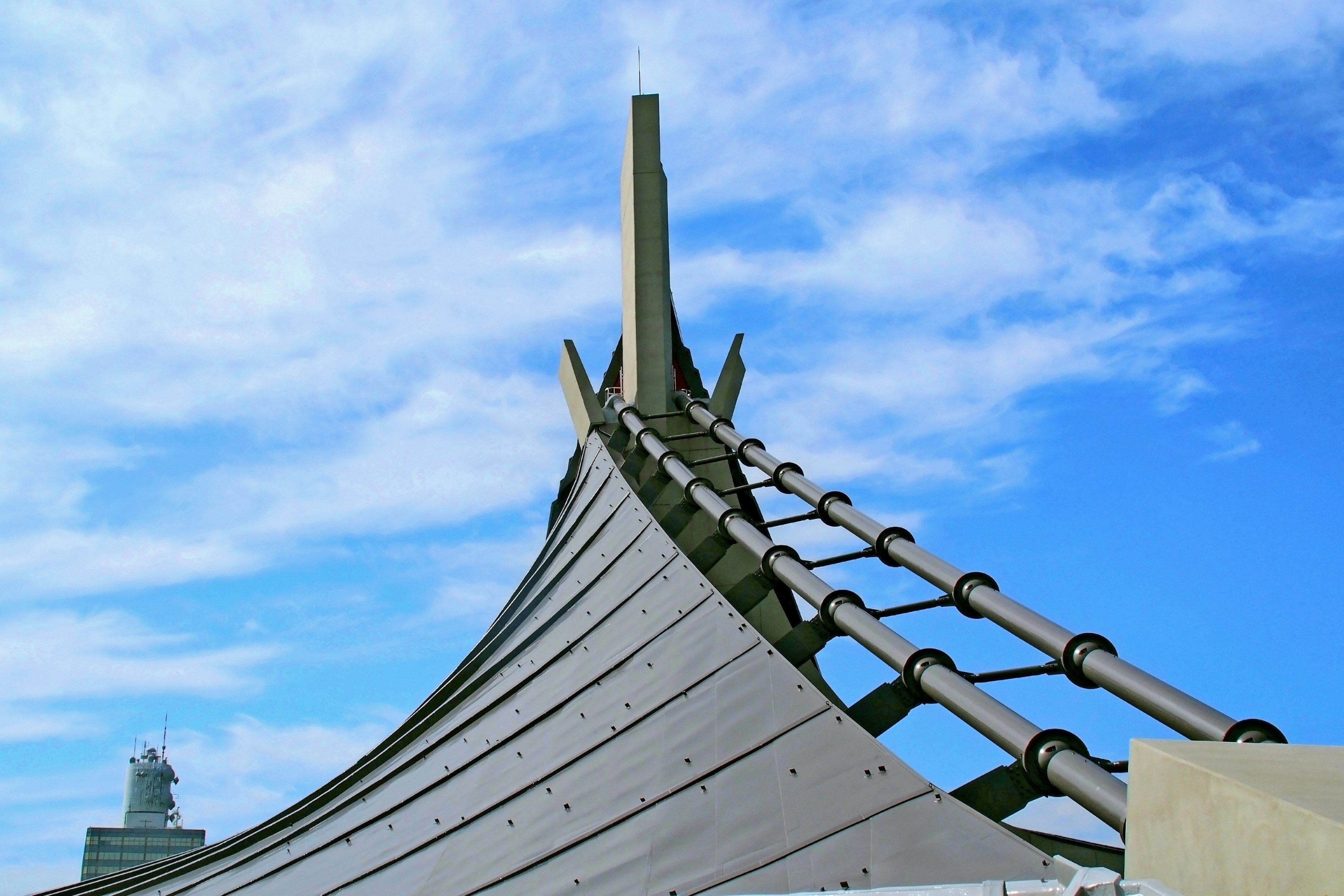 Desain atap melengkung di bawah langit biru