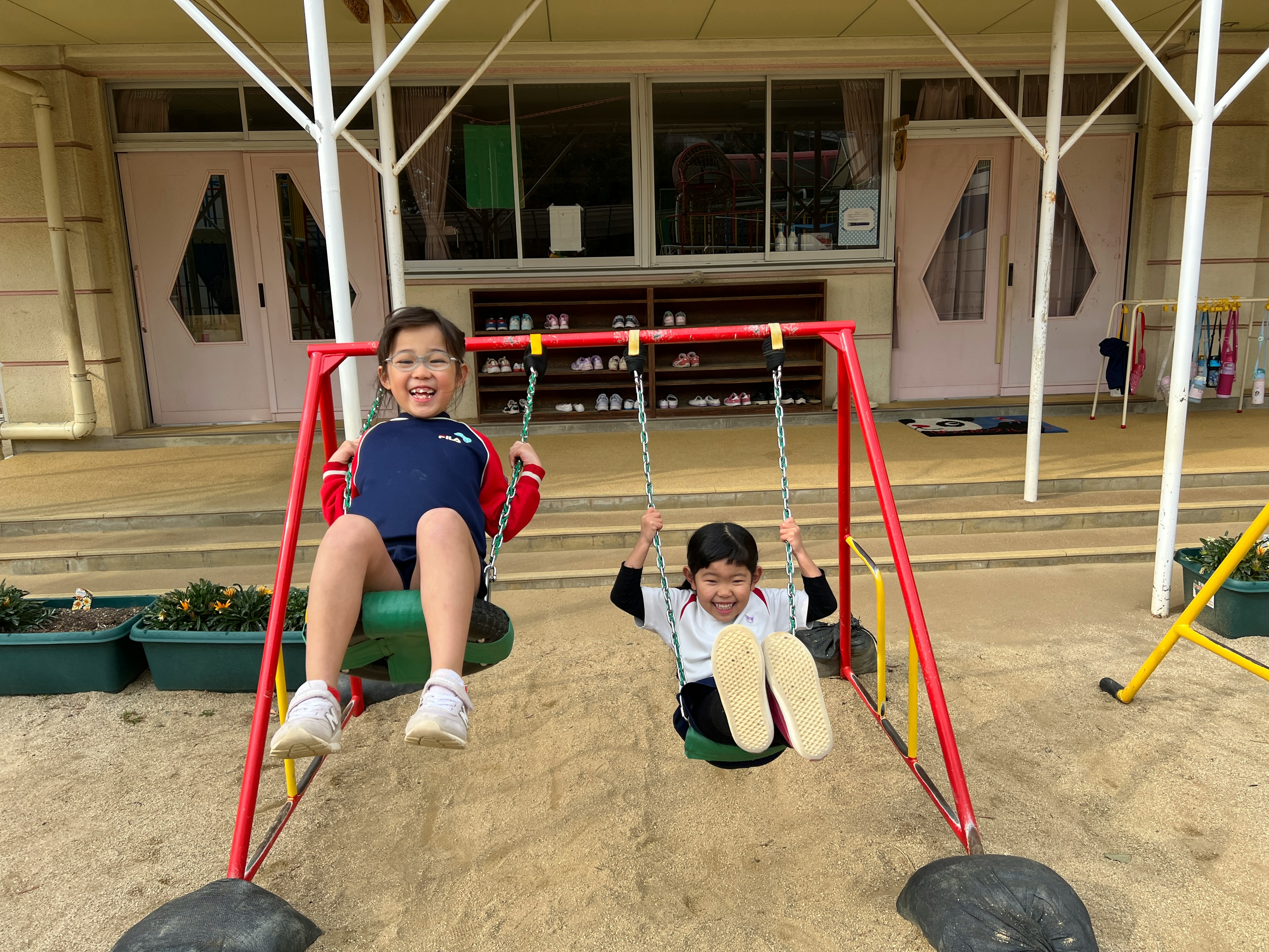 Niños disfrutando de los columpios en un parque