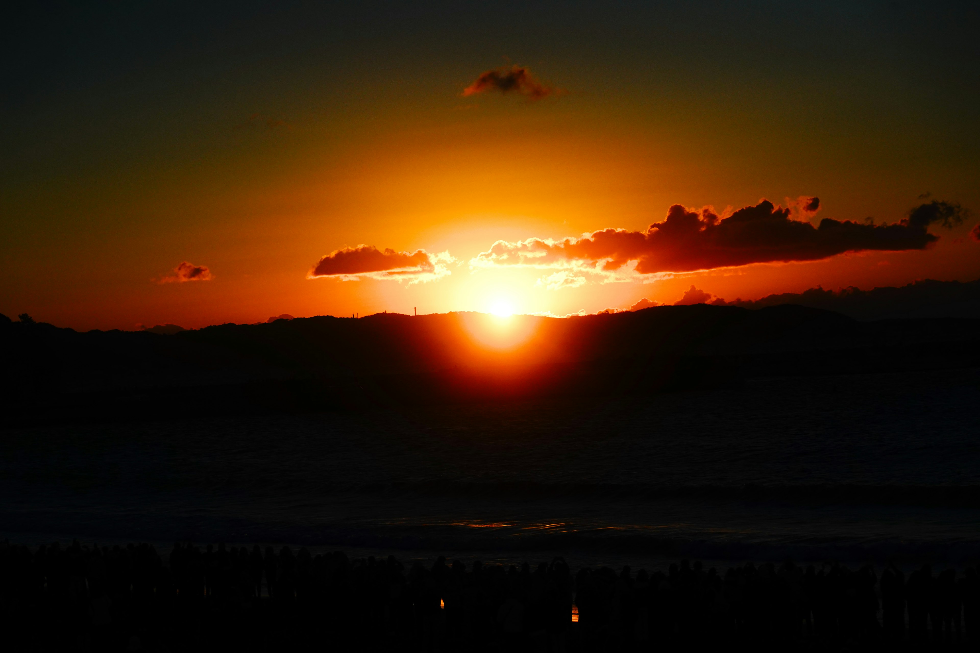 Hermoso atardecer sobre montañas con nubes