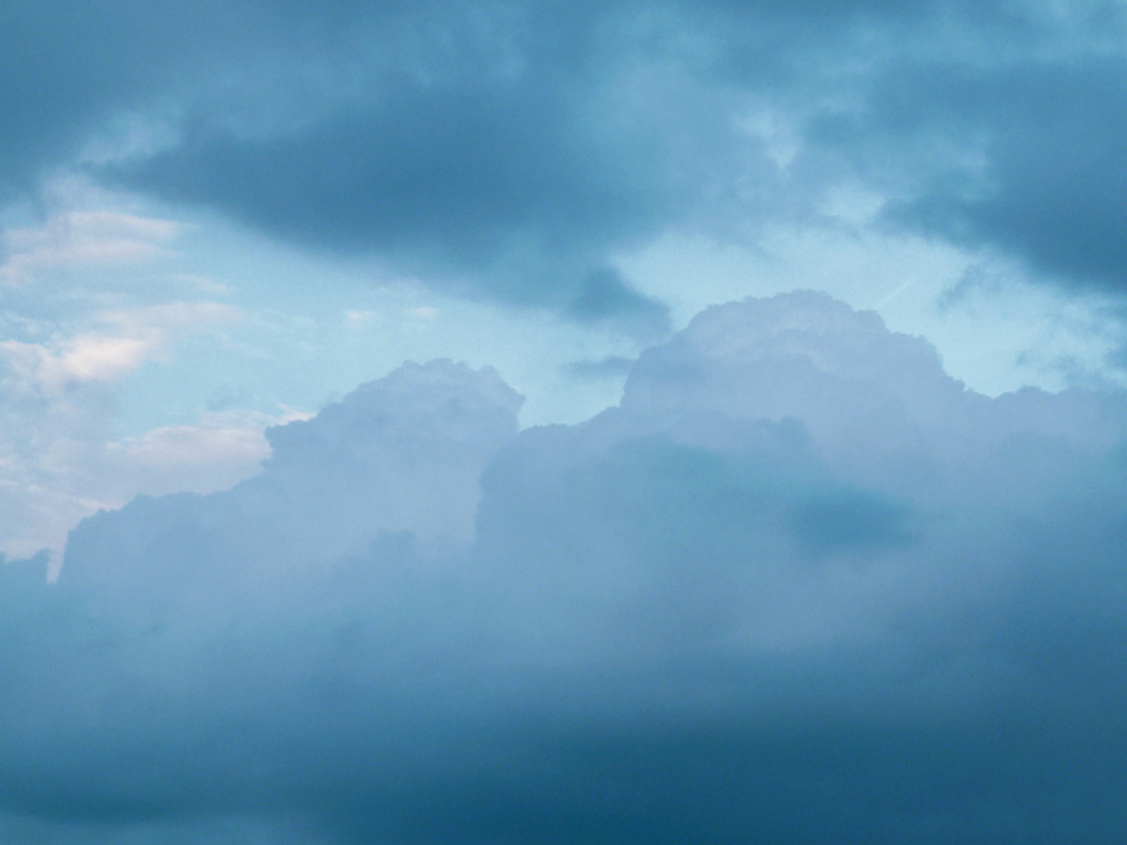 青空に浮かぶ雲のグラデーションが美しい情景