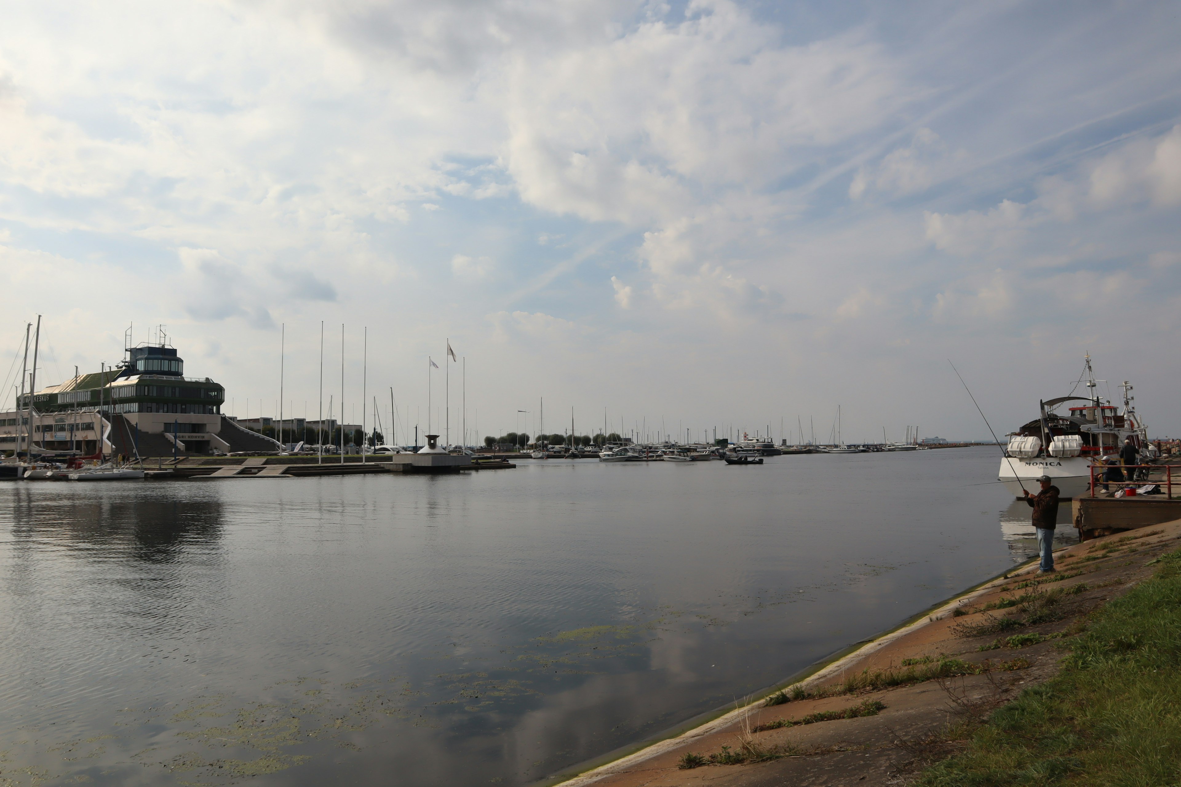 Port calme avec des bateaux amarrés et une surface d'eau sereine