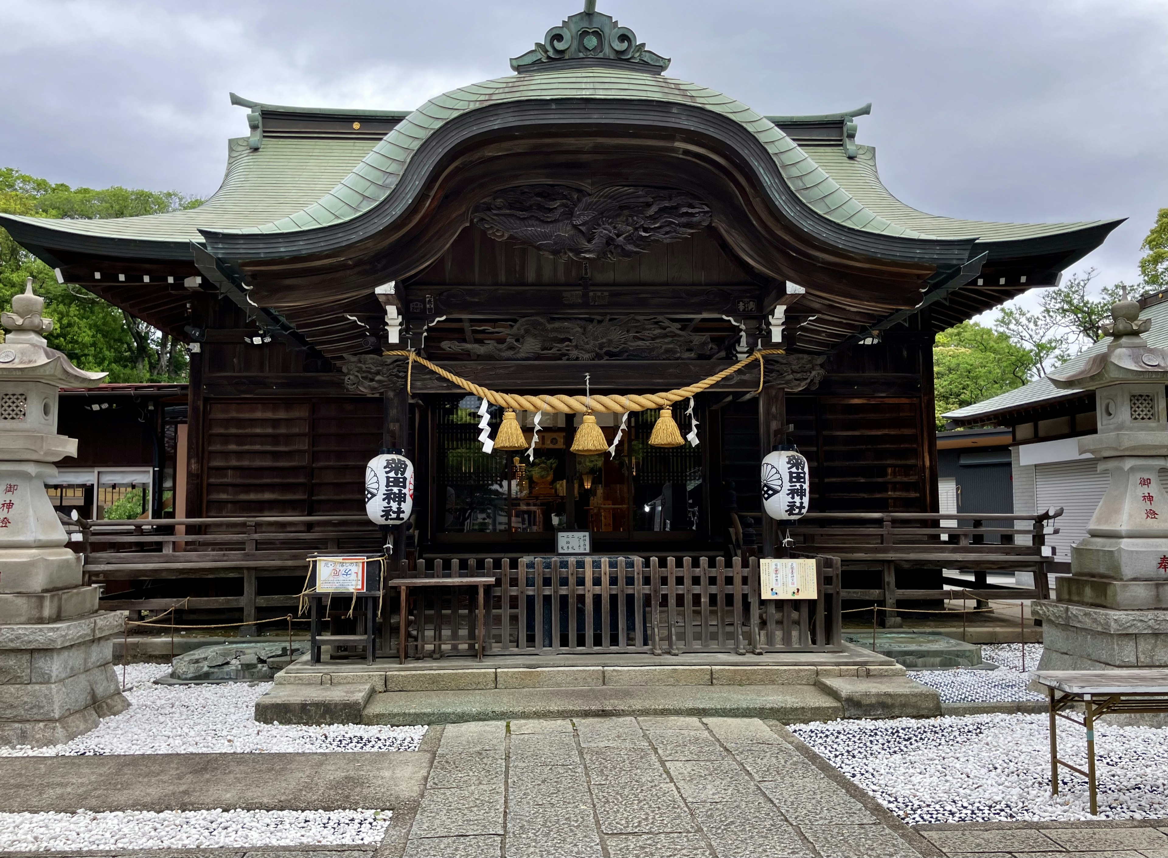 Bâtiment traditionnel d'un sanctuaire japonais avec un toit complexe