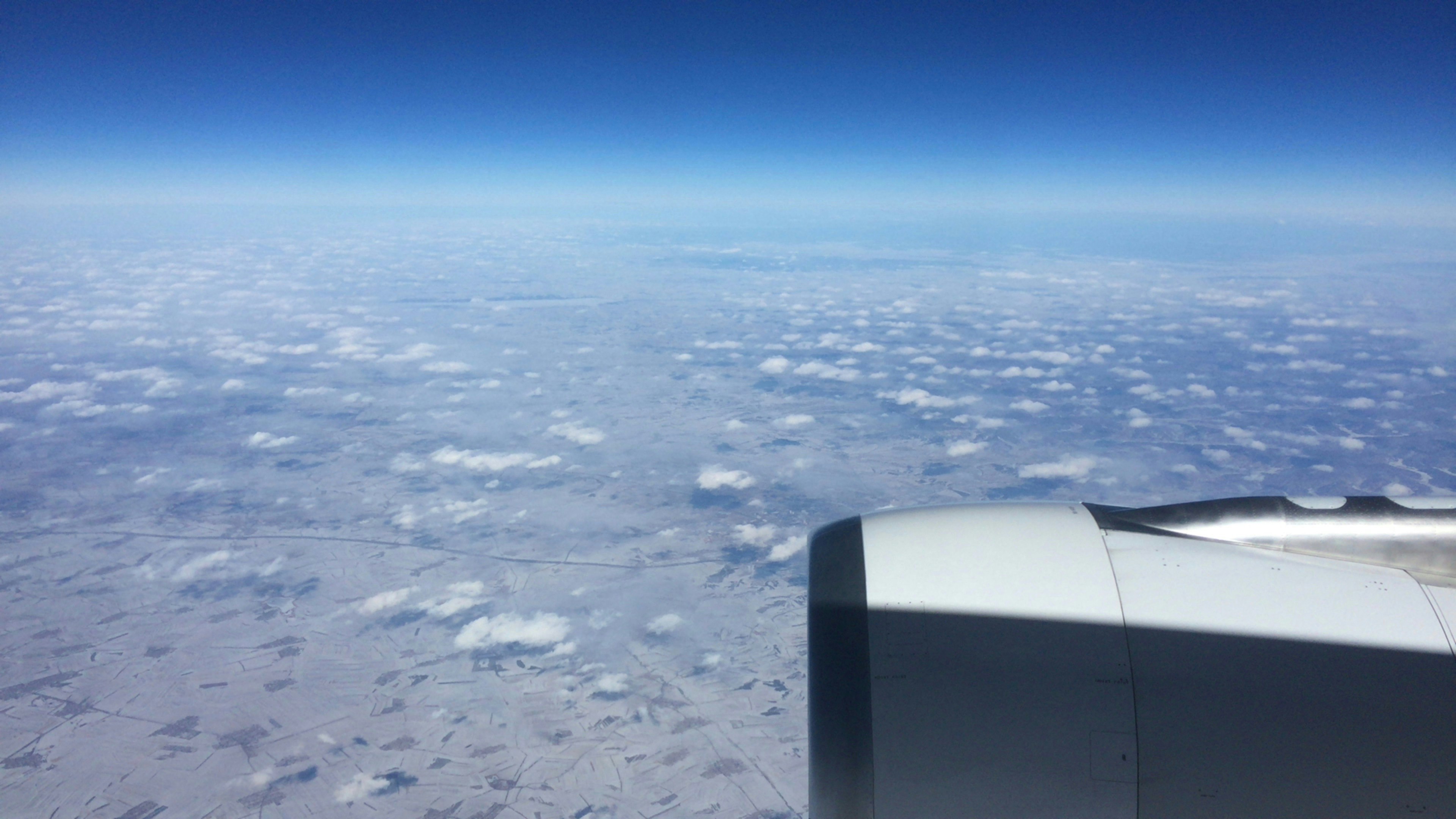 Ala di aereo sopra un vasto mare di nuvole