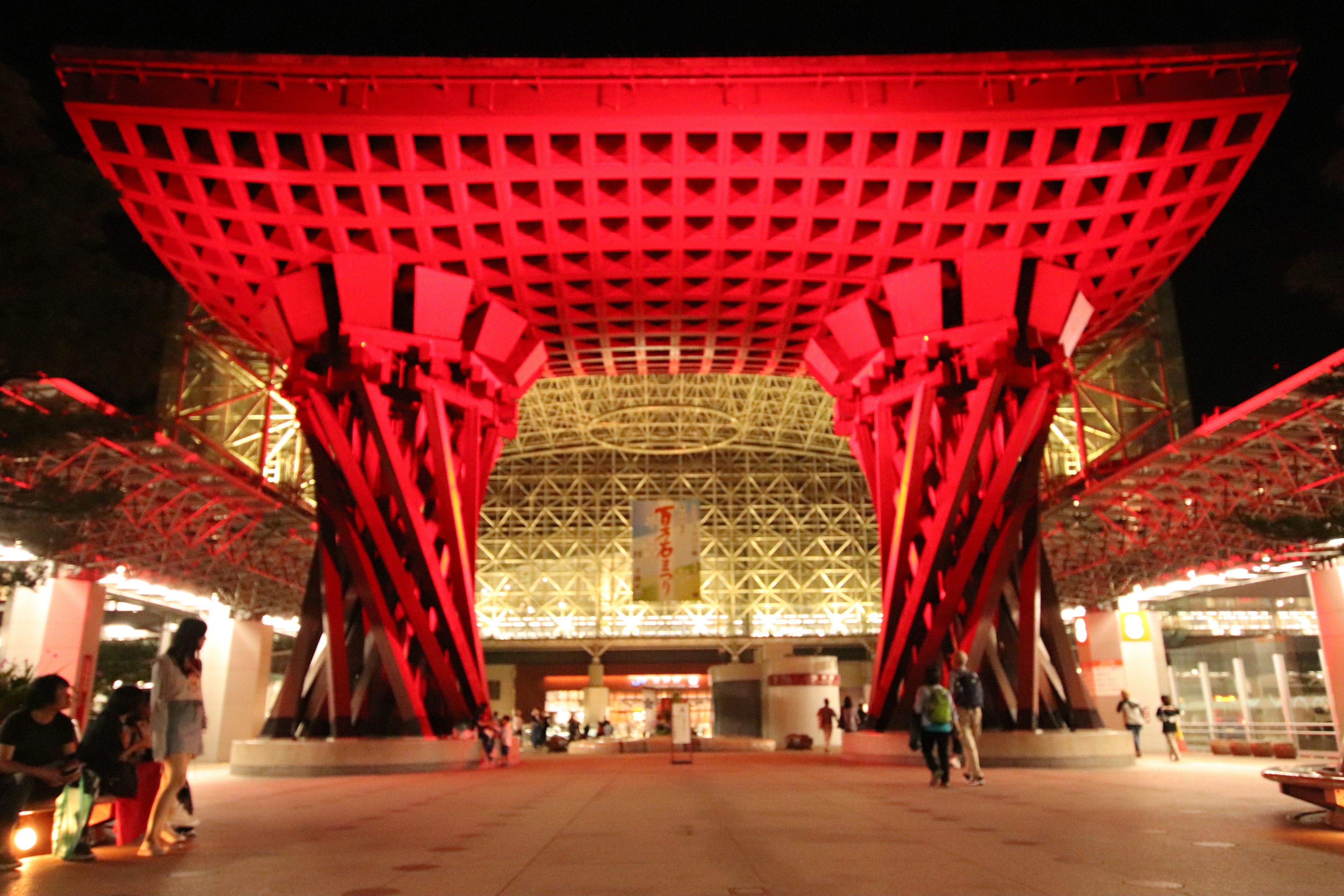 夜に赤く照らされた建物のアーチと柱が特徴の美しい構造