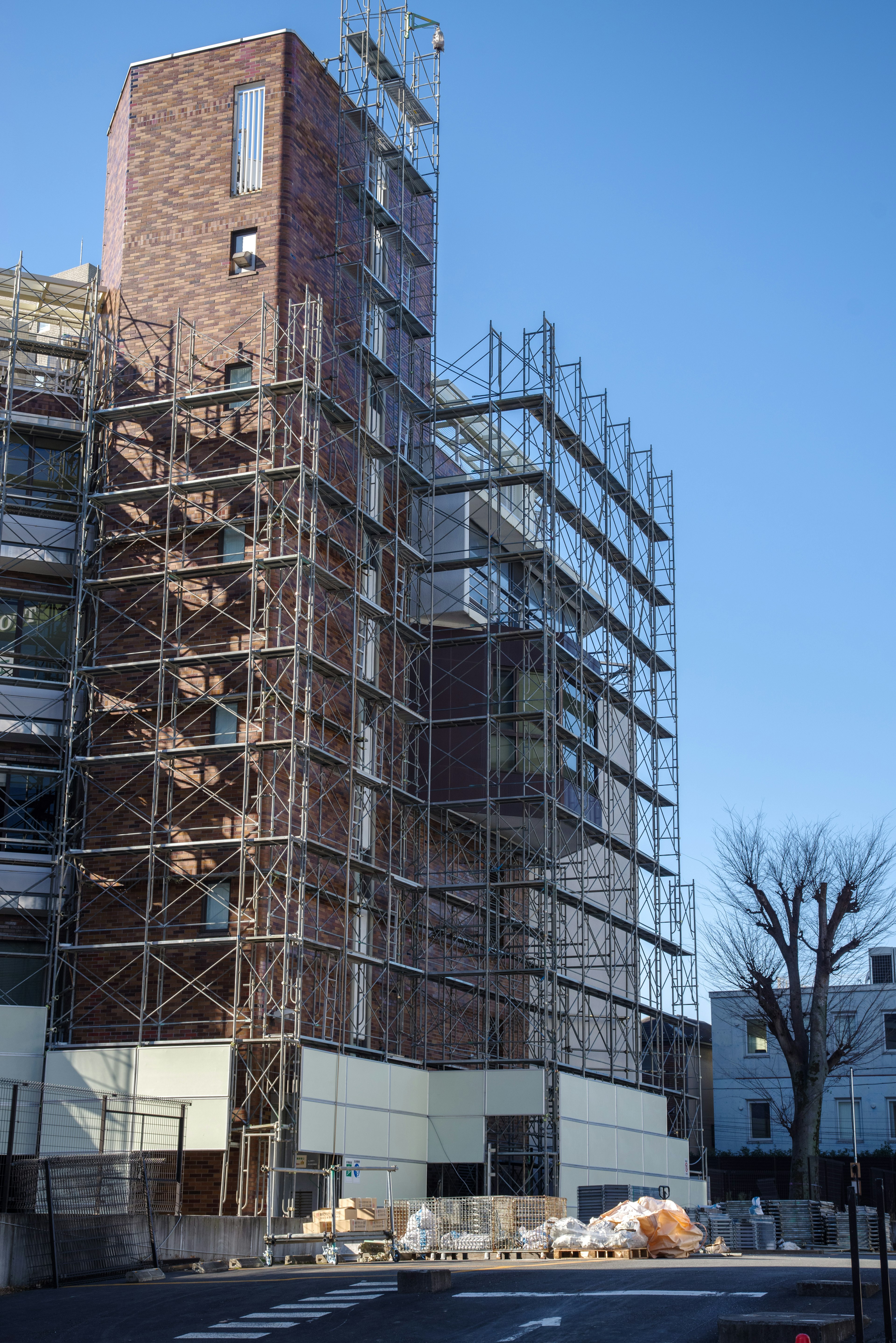 Vista exterior de un edificio en construcción con andamios