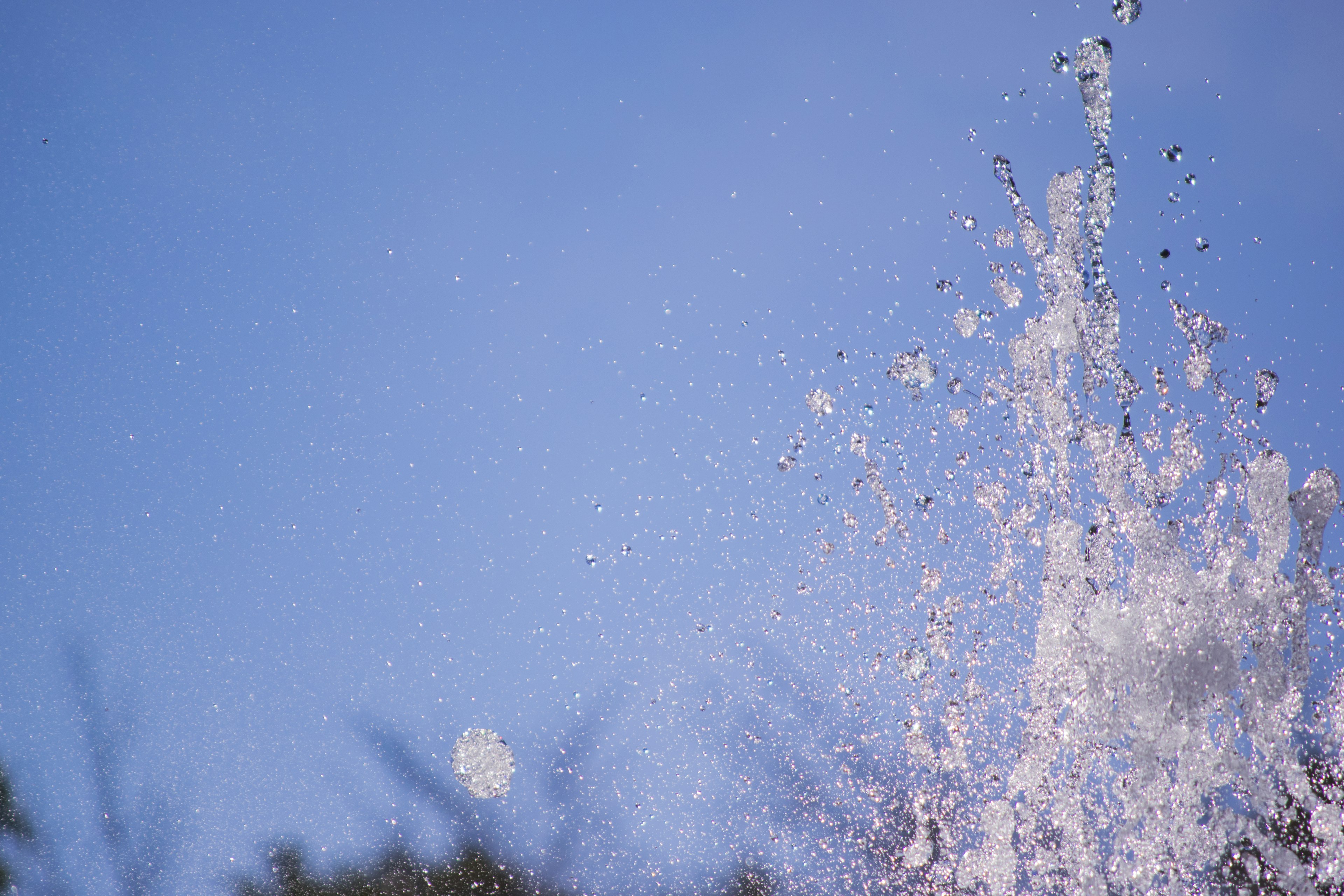 Ein Wasserspritzer vor einem klaren blauen Himmel