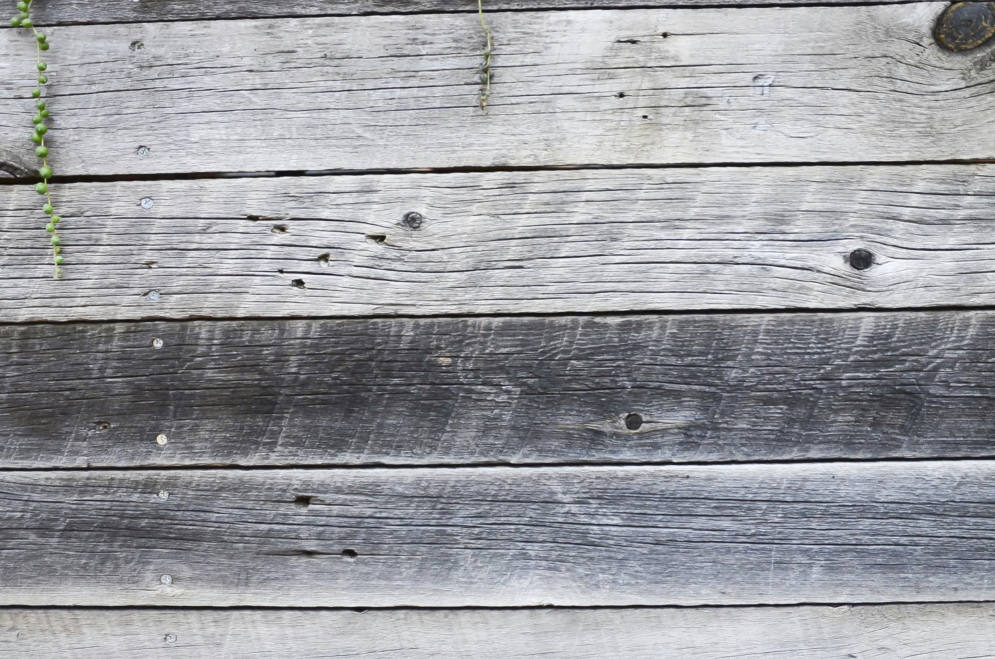 Pared de madera texturizada con tonos grises