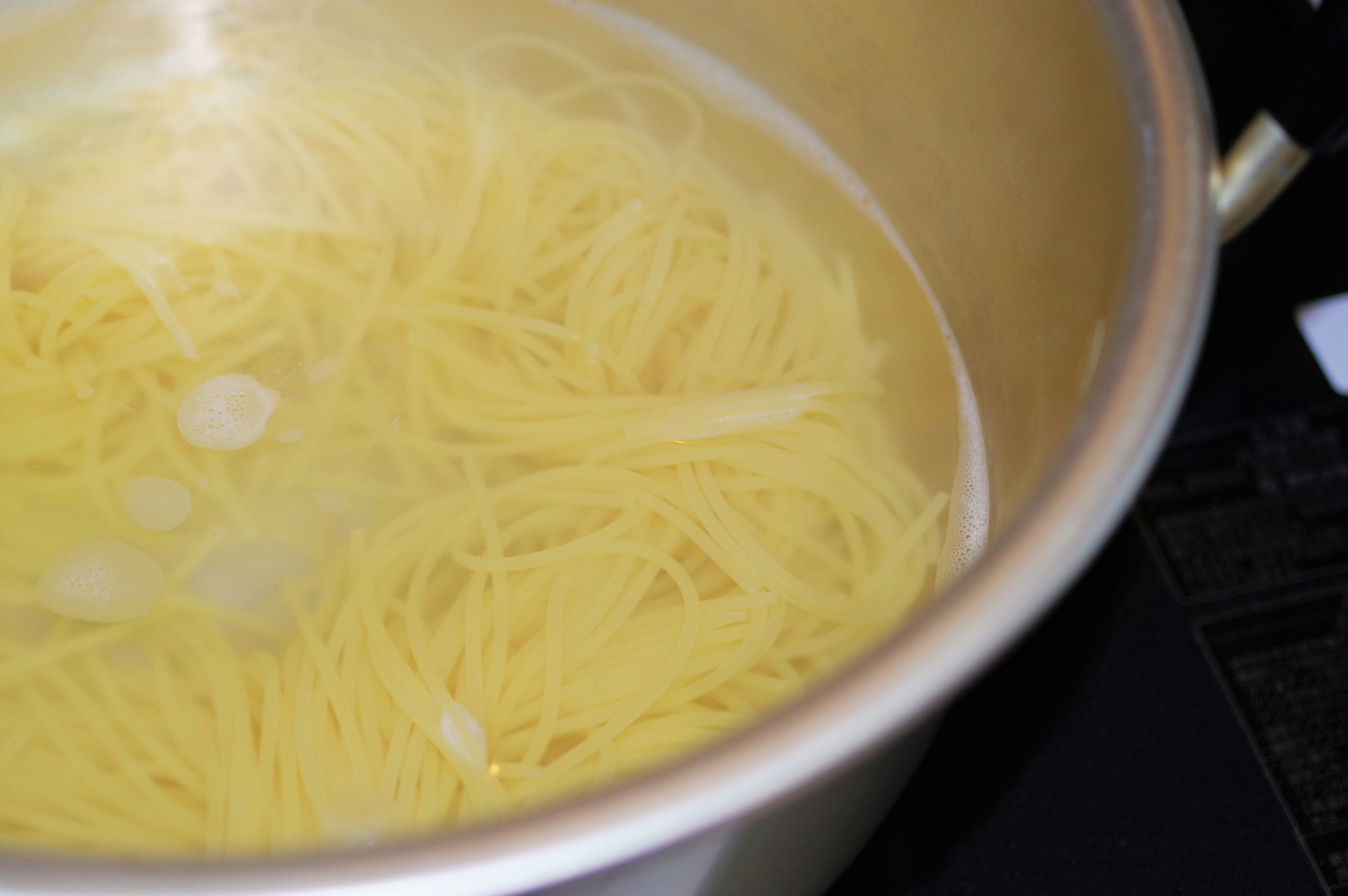 Spaghetti yang mendidih di dalam panci