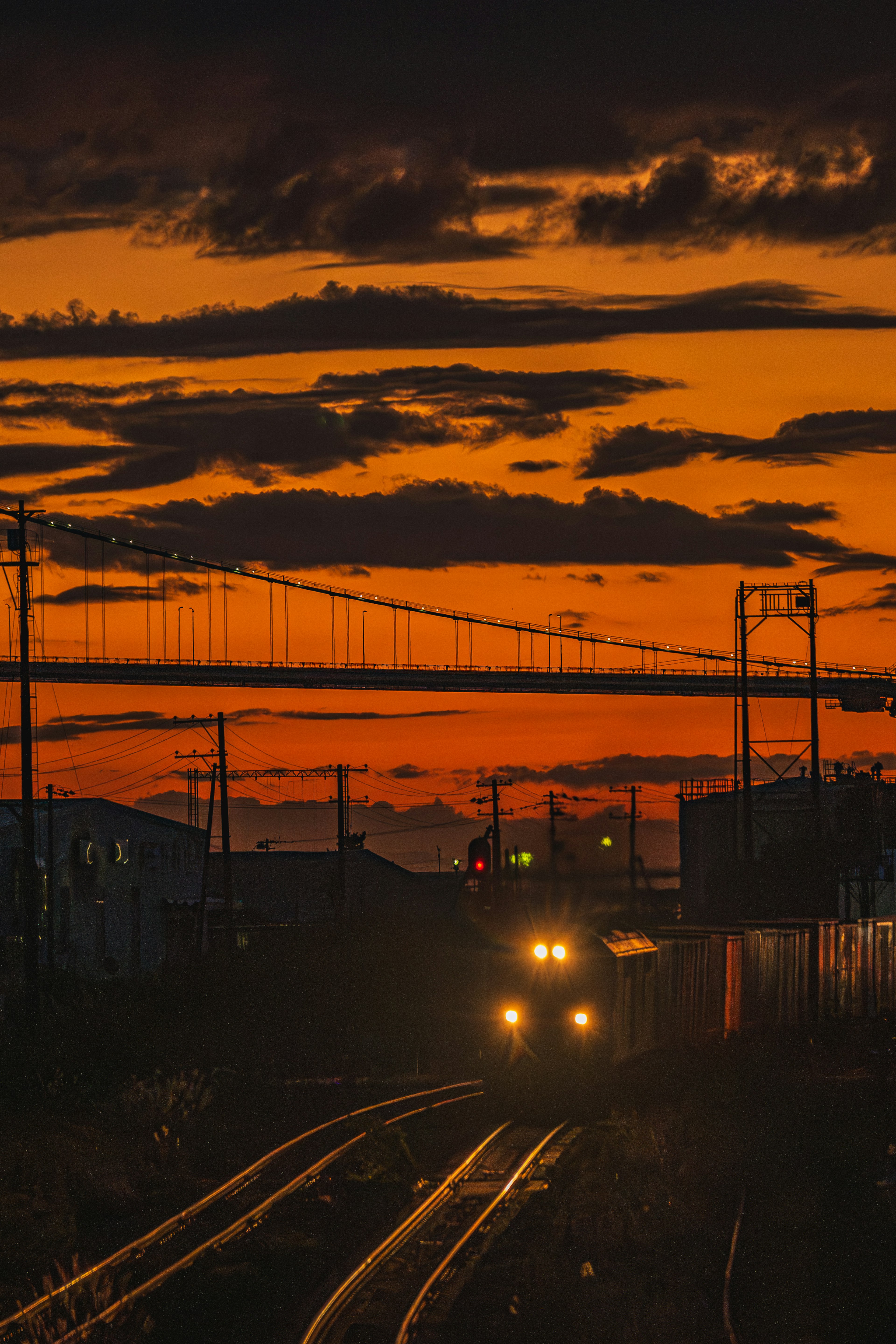 夕焼けの空を背景に電車が走るシーン