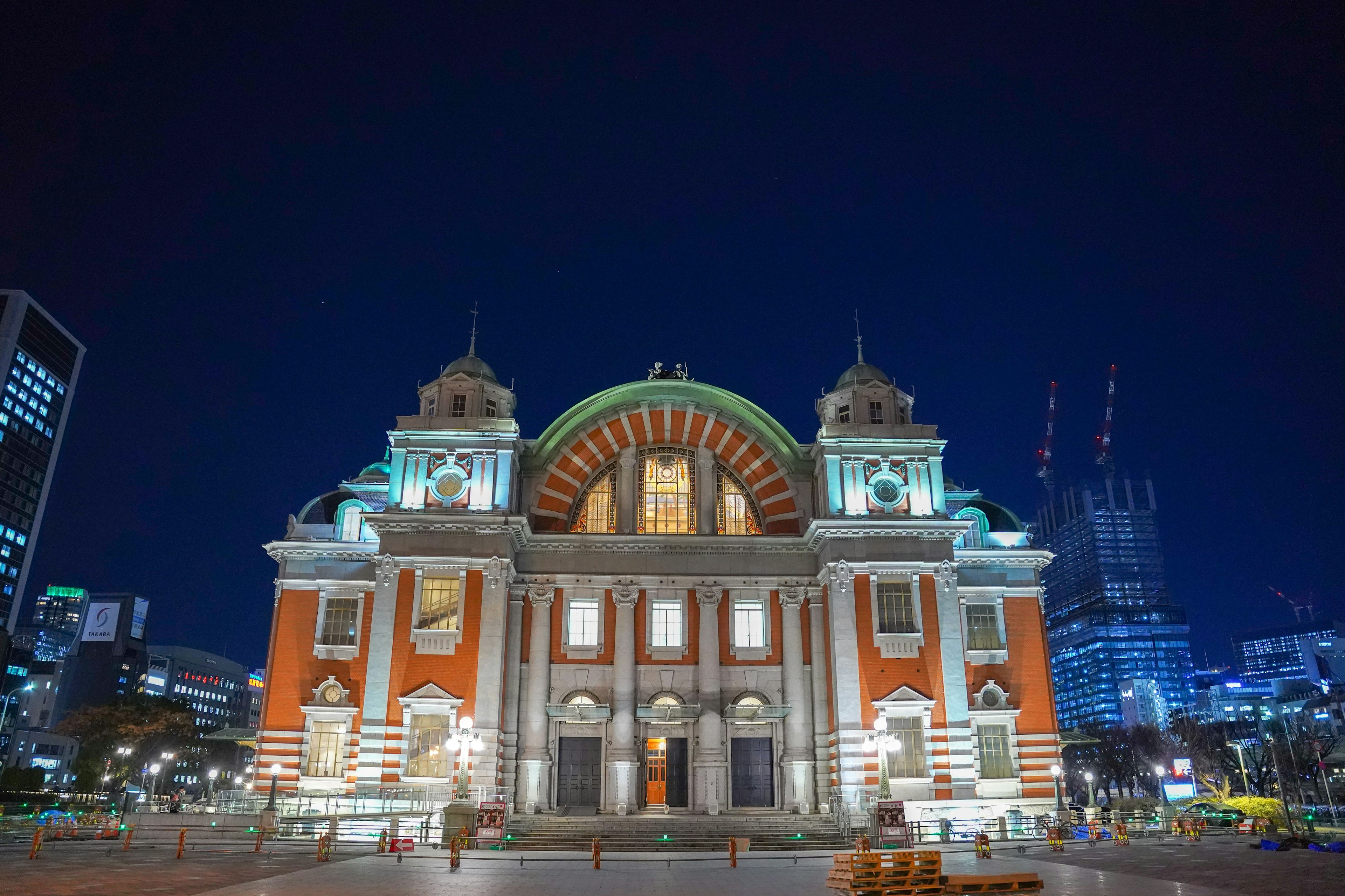 Bella facciata della stazione principale di Taipei di notte con illuminazione vivace