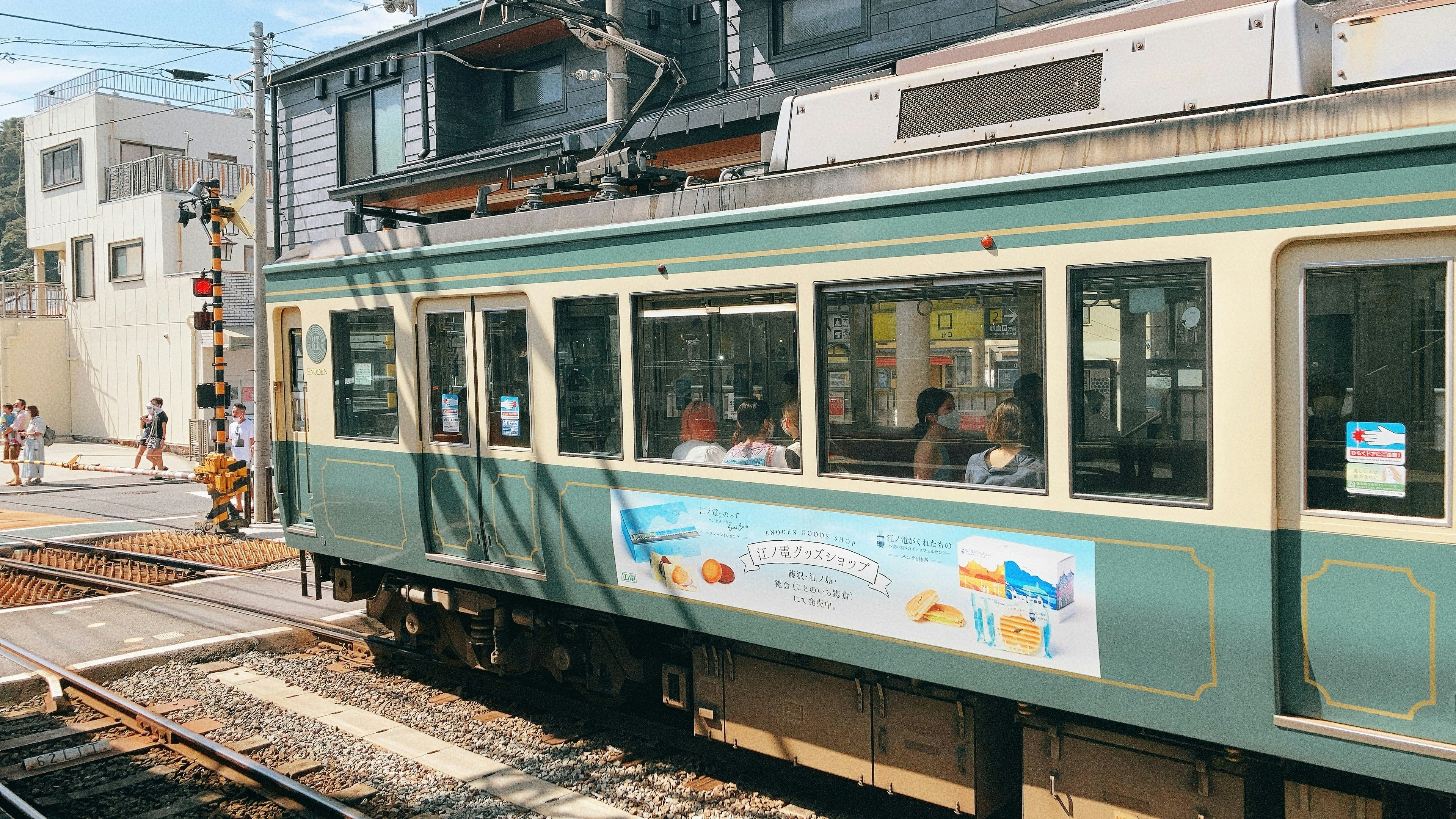 Treno verde che passa attraverso un incrocio stradale