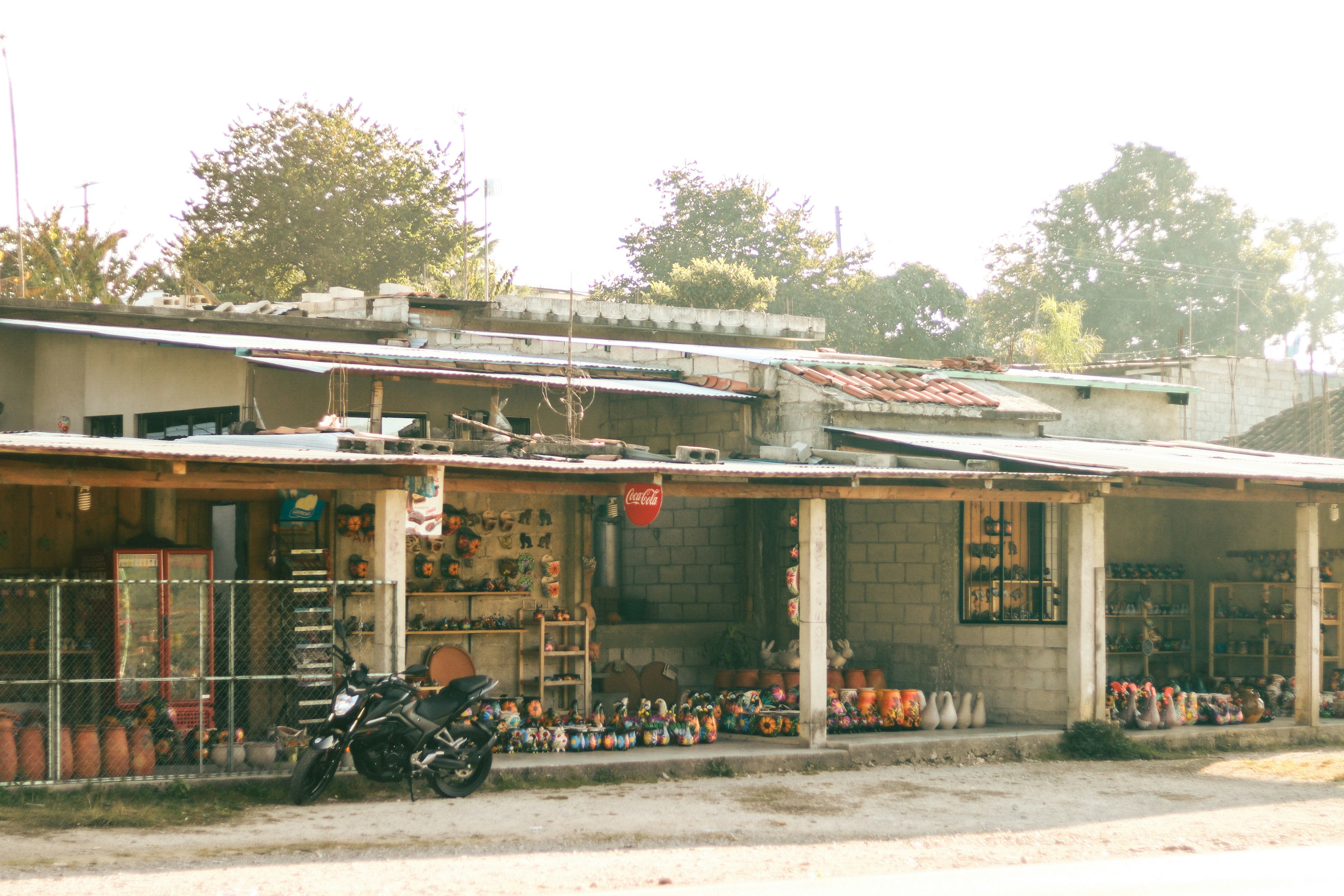 古い店舗の外観と陶器の展示がある風景