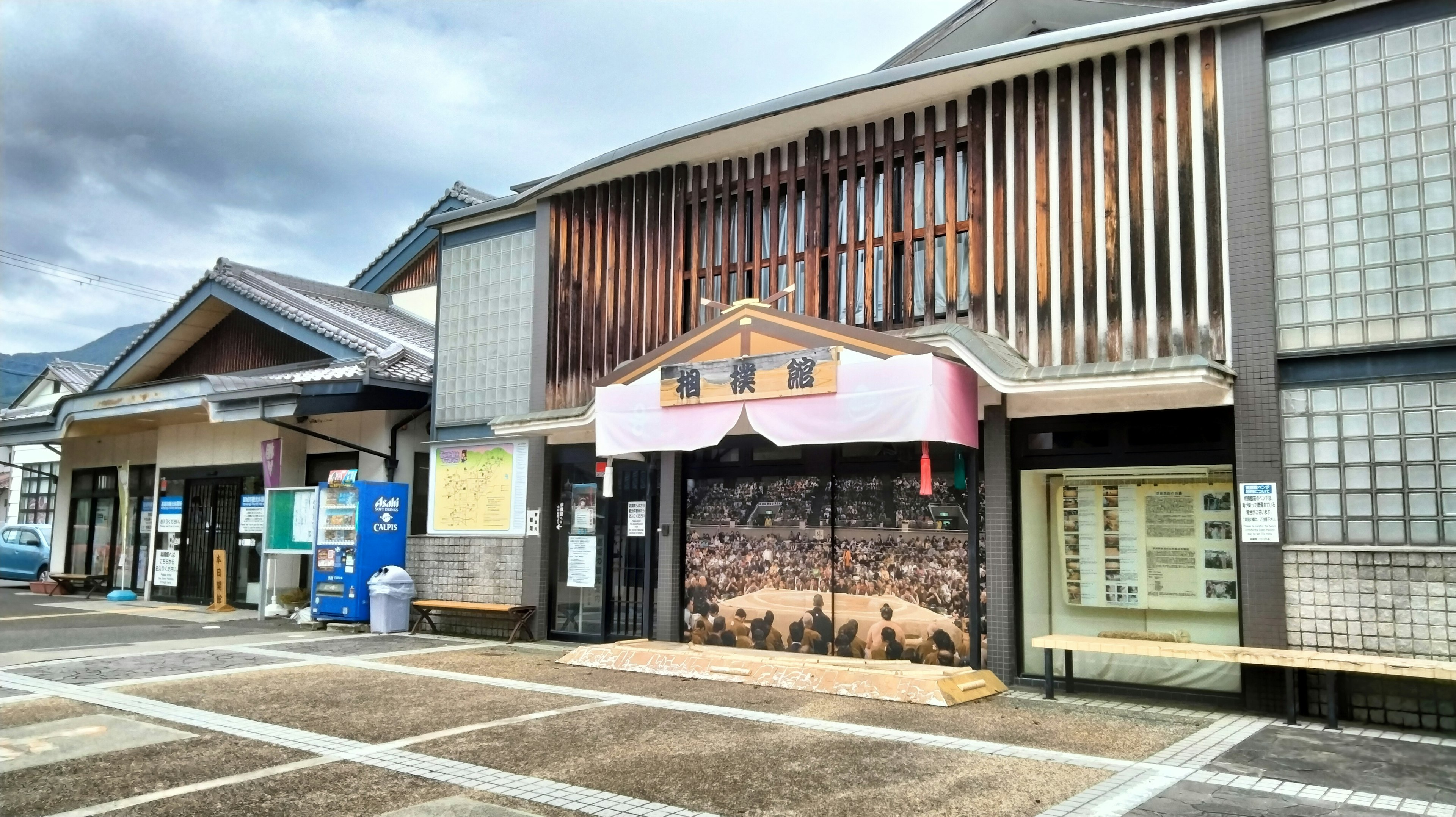 伝統的な日本の建物の外観 木製の格子と和風の装飾が特徴