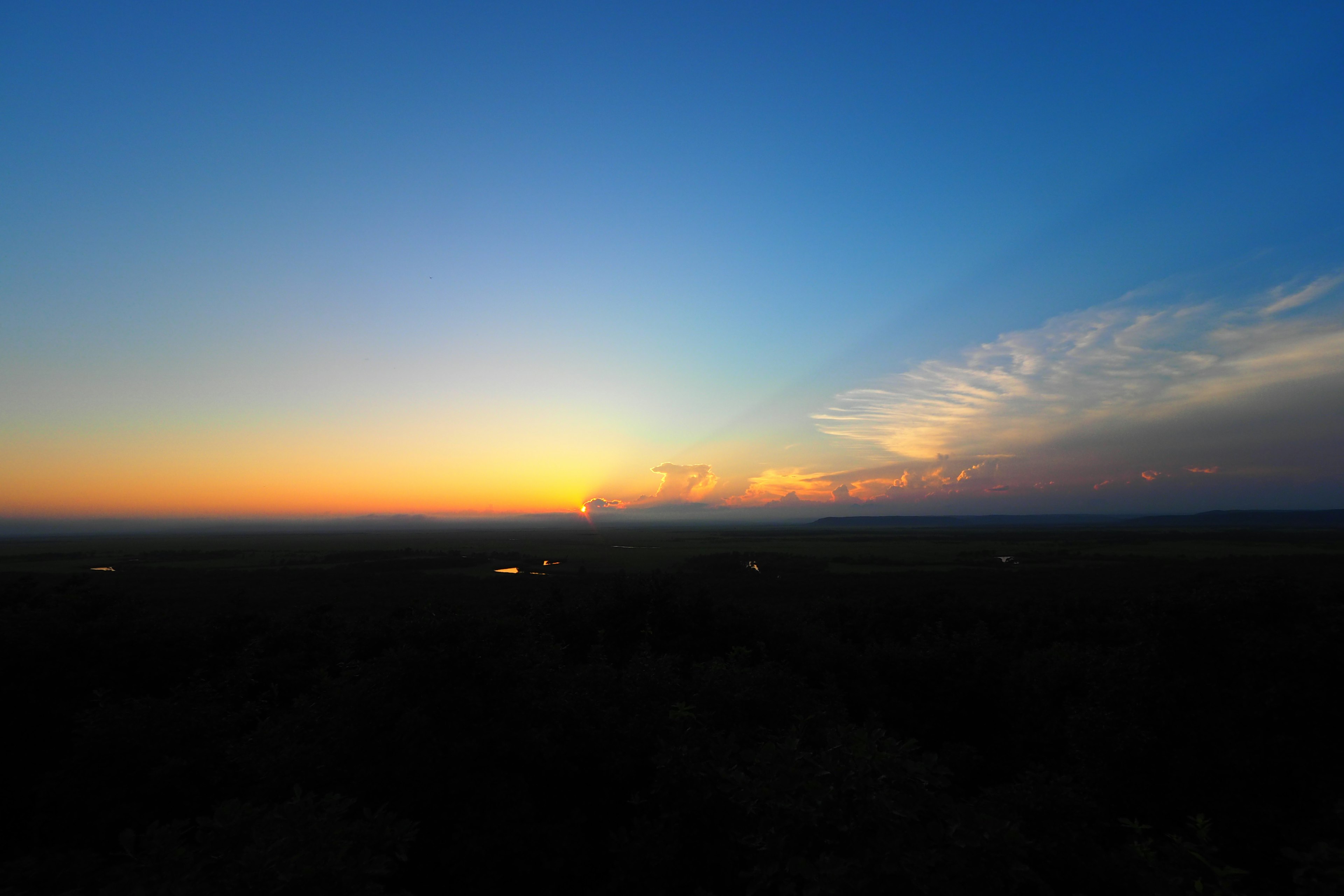 Un paysage magnifique avec un coucher de soleil et un ciel dégradé