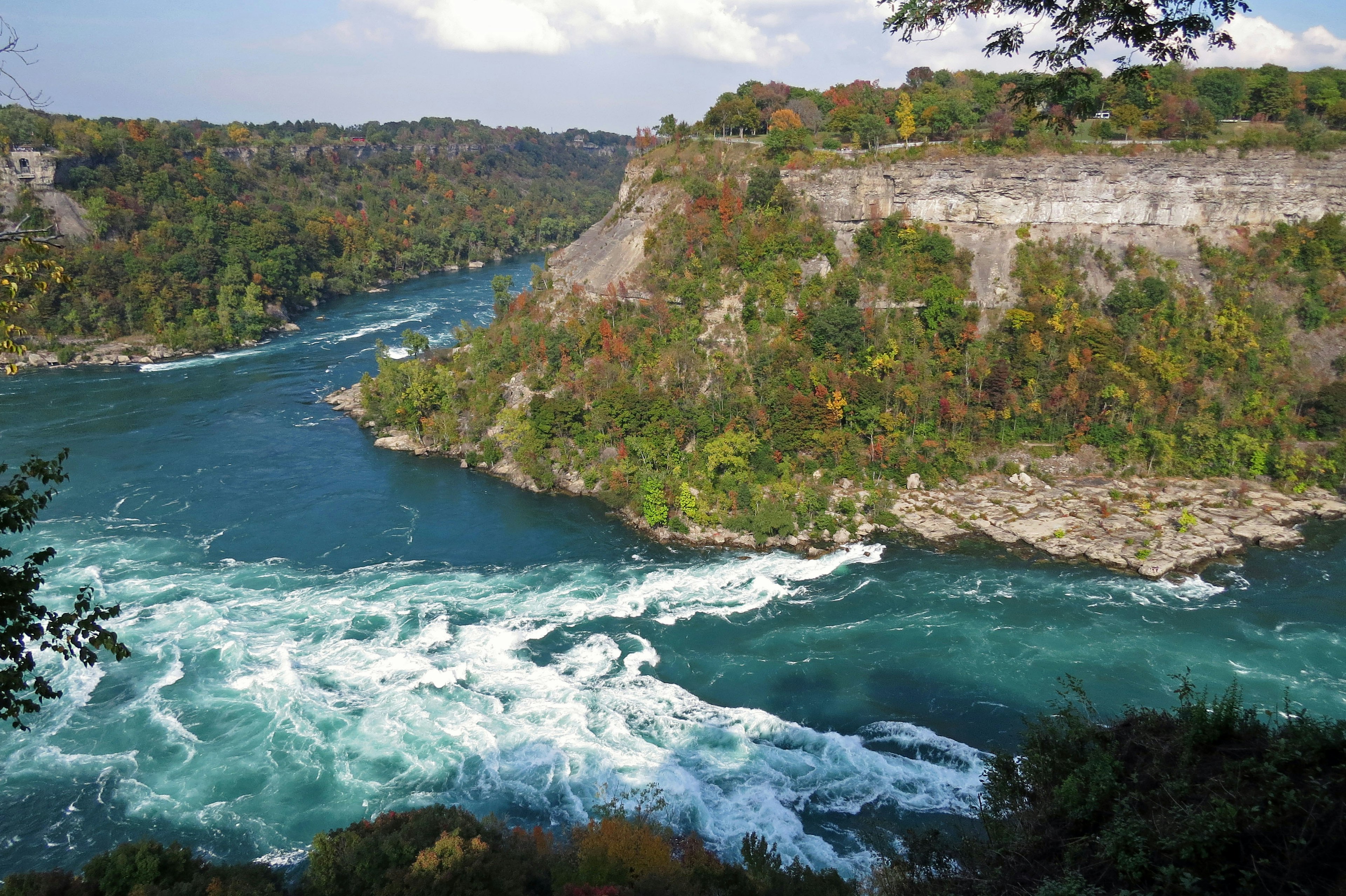 Aguas embravecidas del río Niagara con follaje otoñal colorido