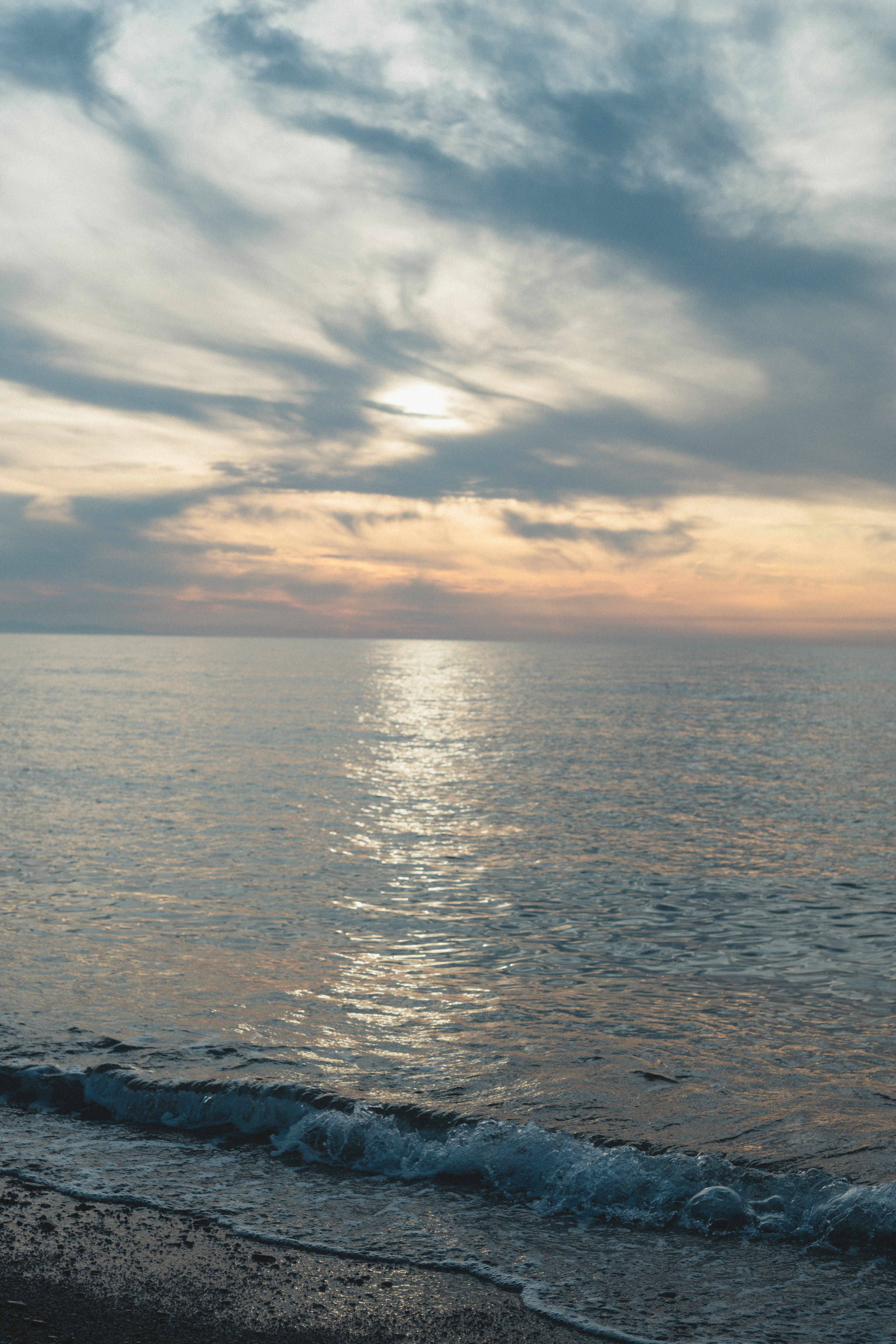 Magnifico paesaggio marino con nuvole riflesso del tramonto sulla superficie dell'acqua