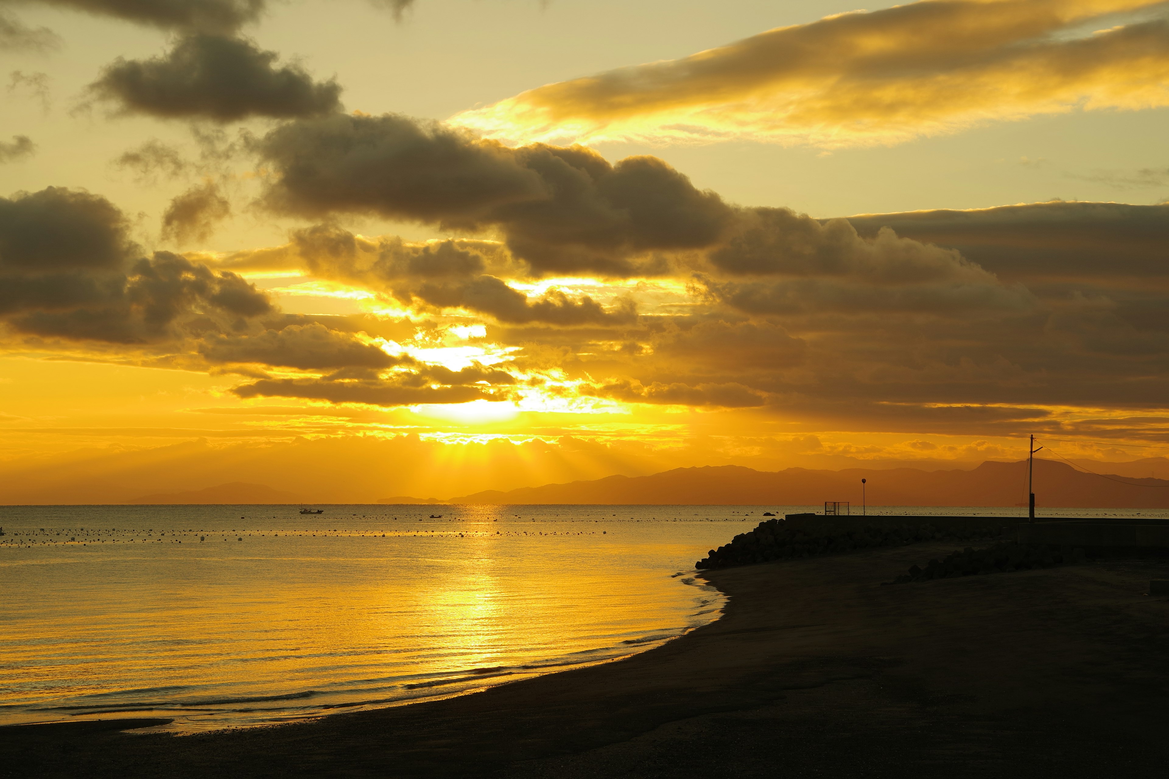 Hermoso atardecer sobre un paisaje marino tranquilo