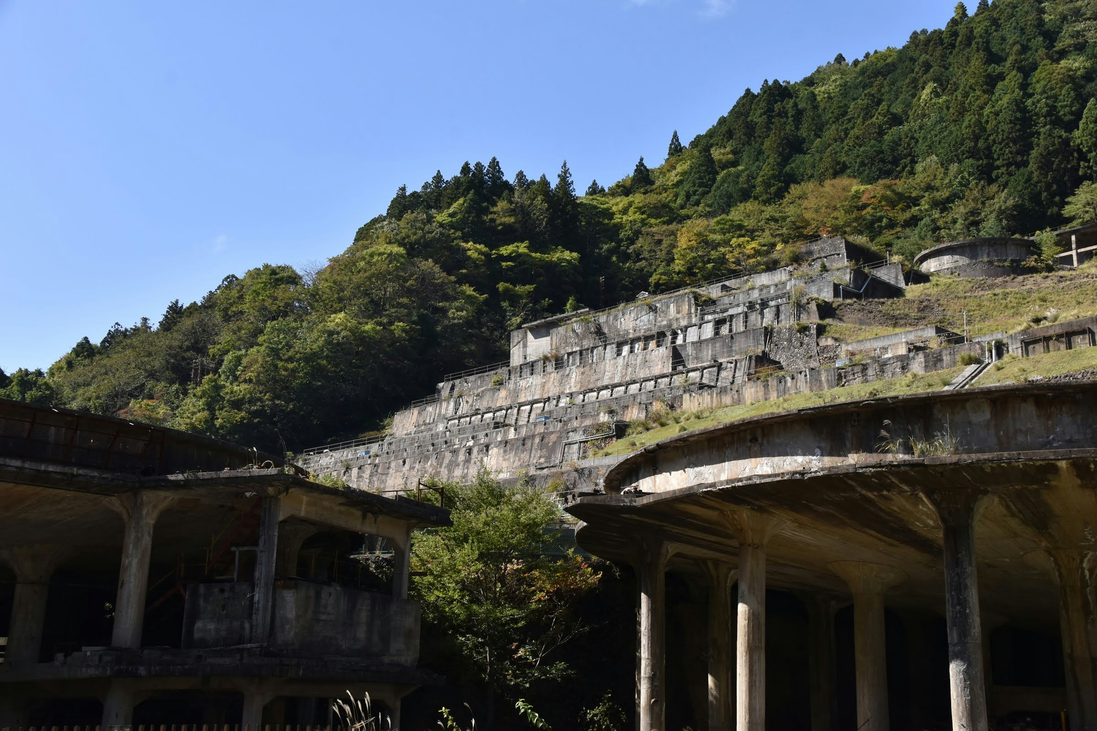 Paysage avec des bâtiments abandonnés et des structures anciennes entourées de montagnes