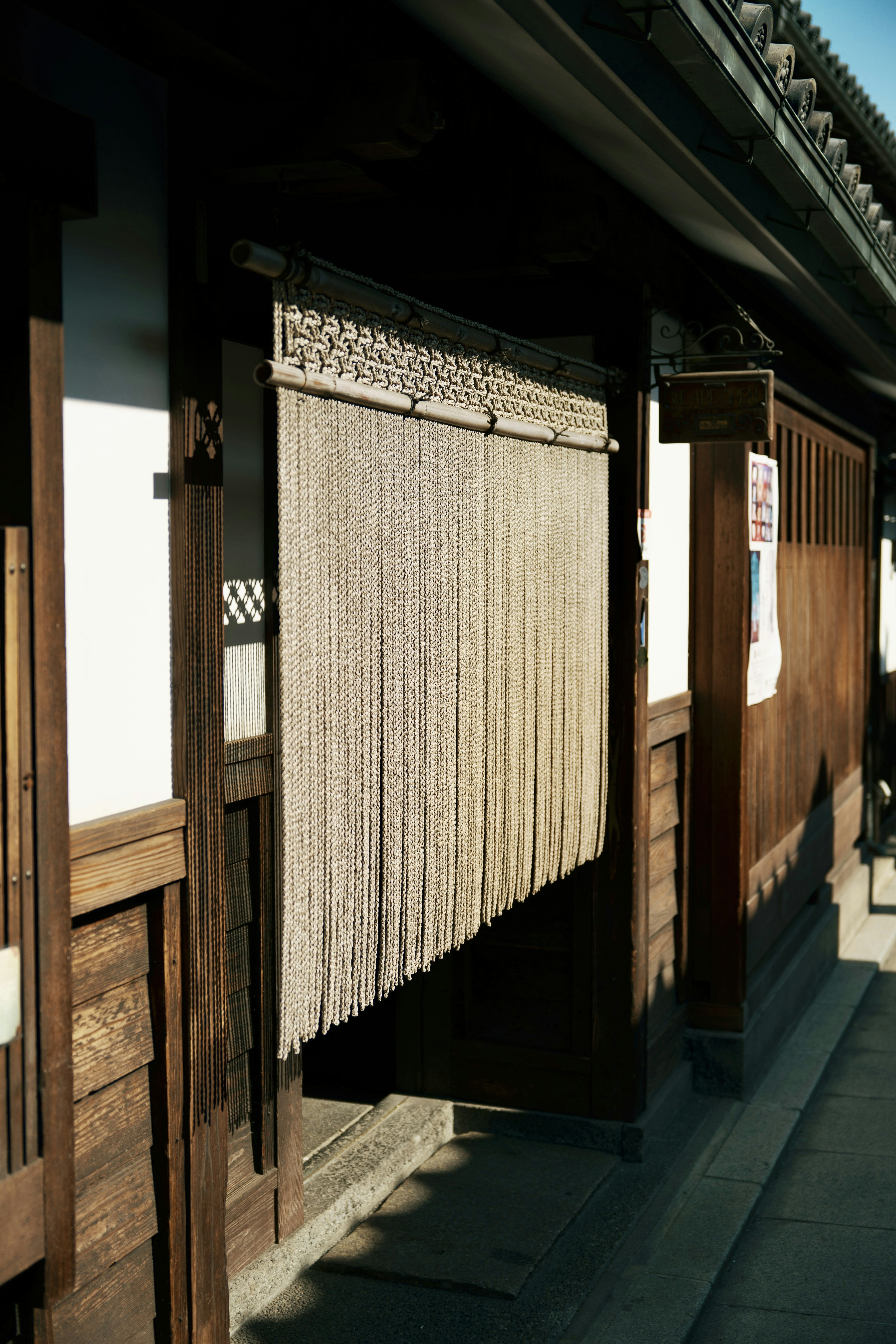 Foto de un noren colgado en la entrada de una casa japonesa tradicional