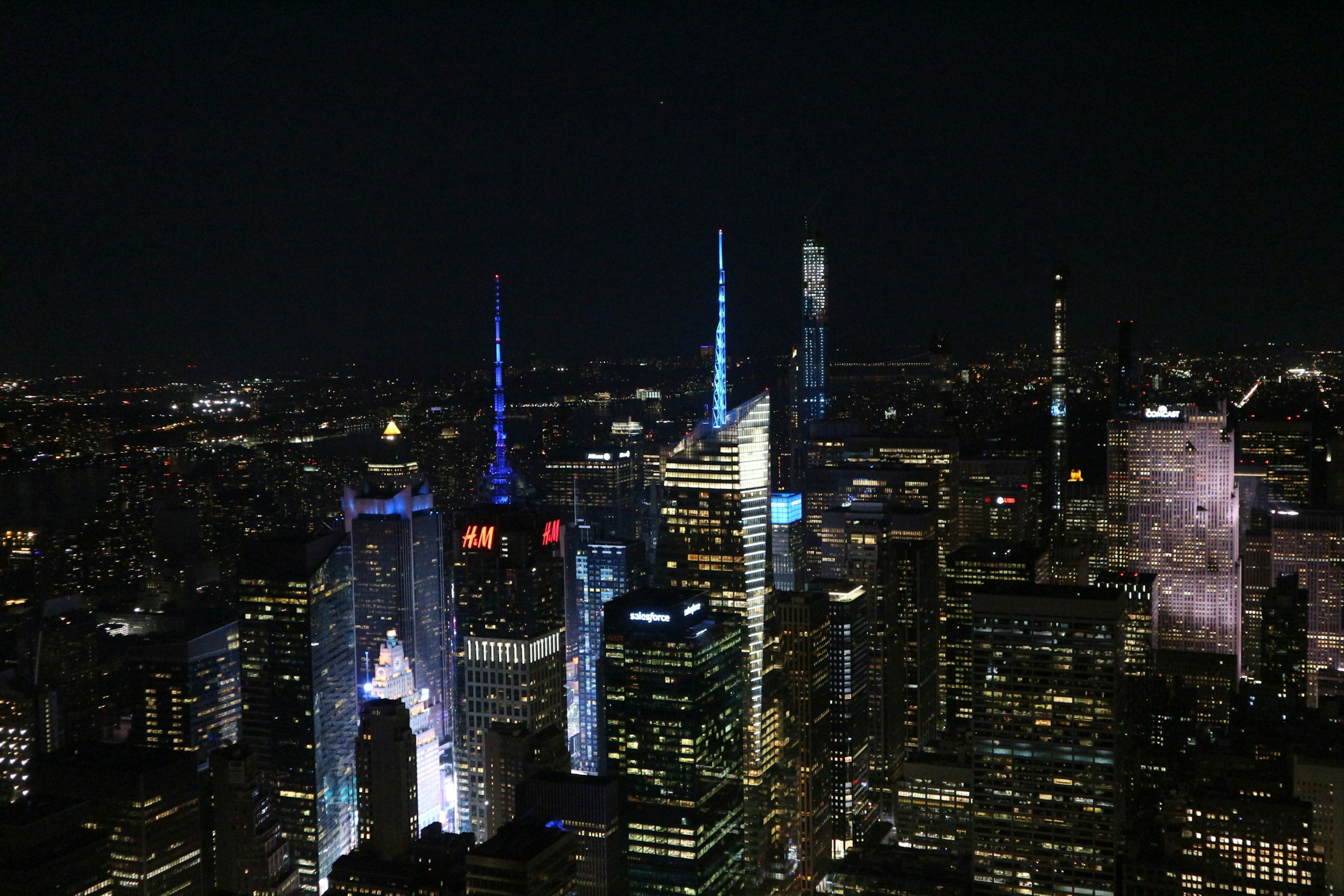 Nächtliche Aussicht auf New York mit hellen Wolkenkratzern