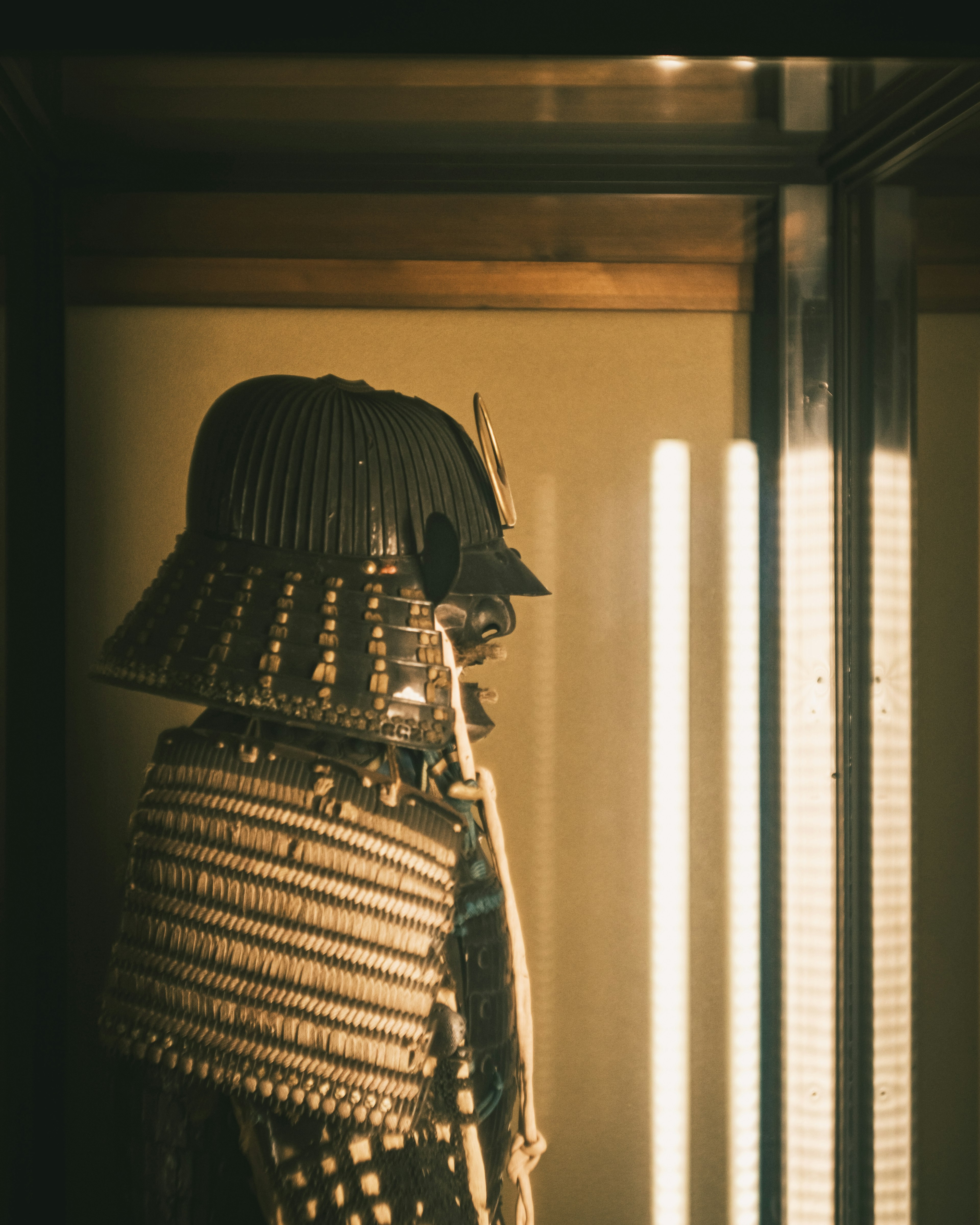 Immagine di un'armatura e di un casco da samurai esposti