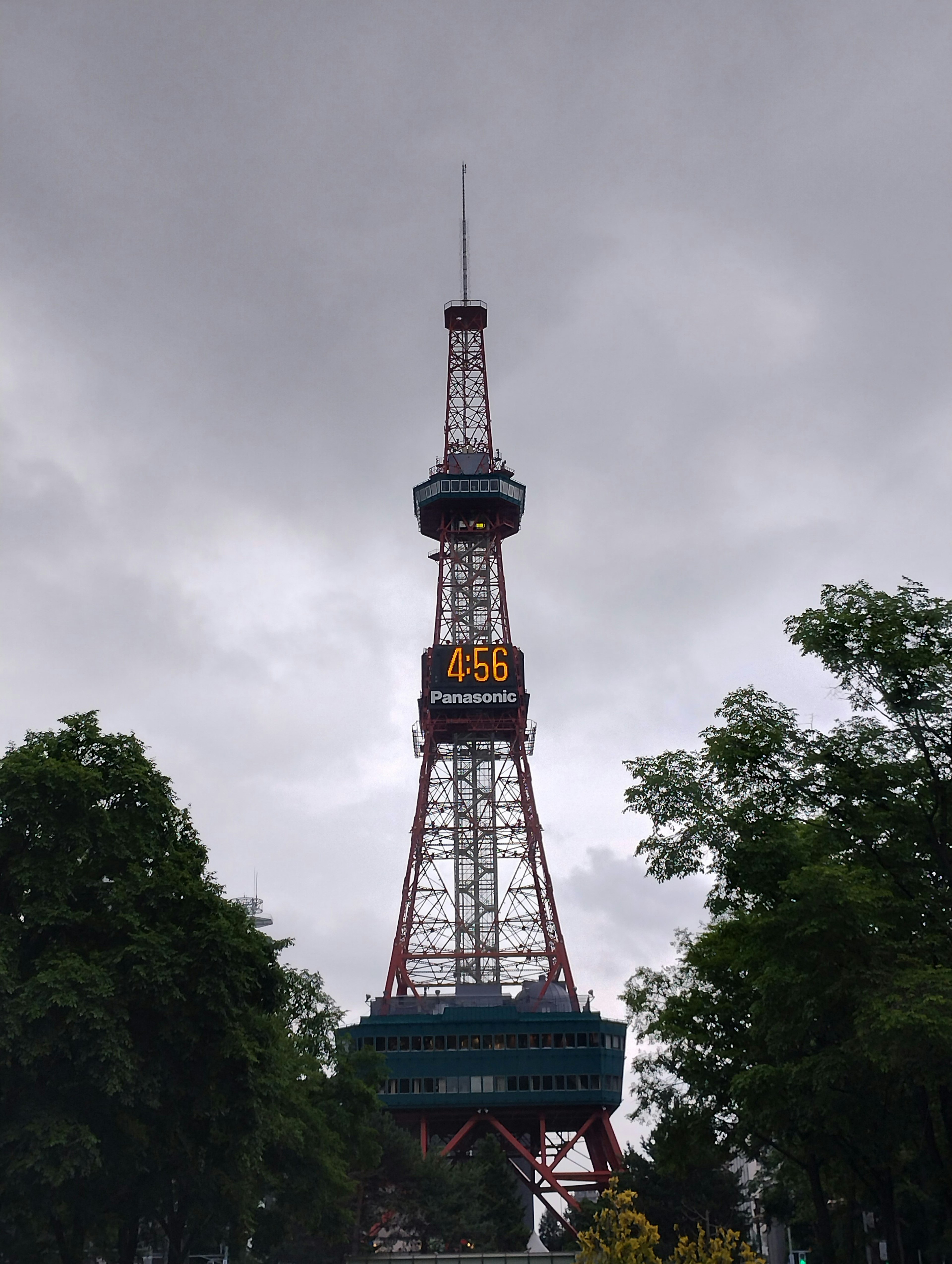 テレビ塔の全景と曇り空