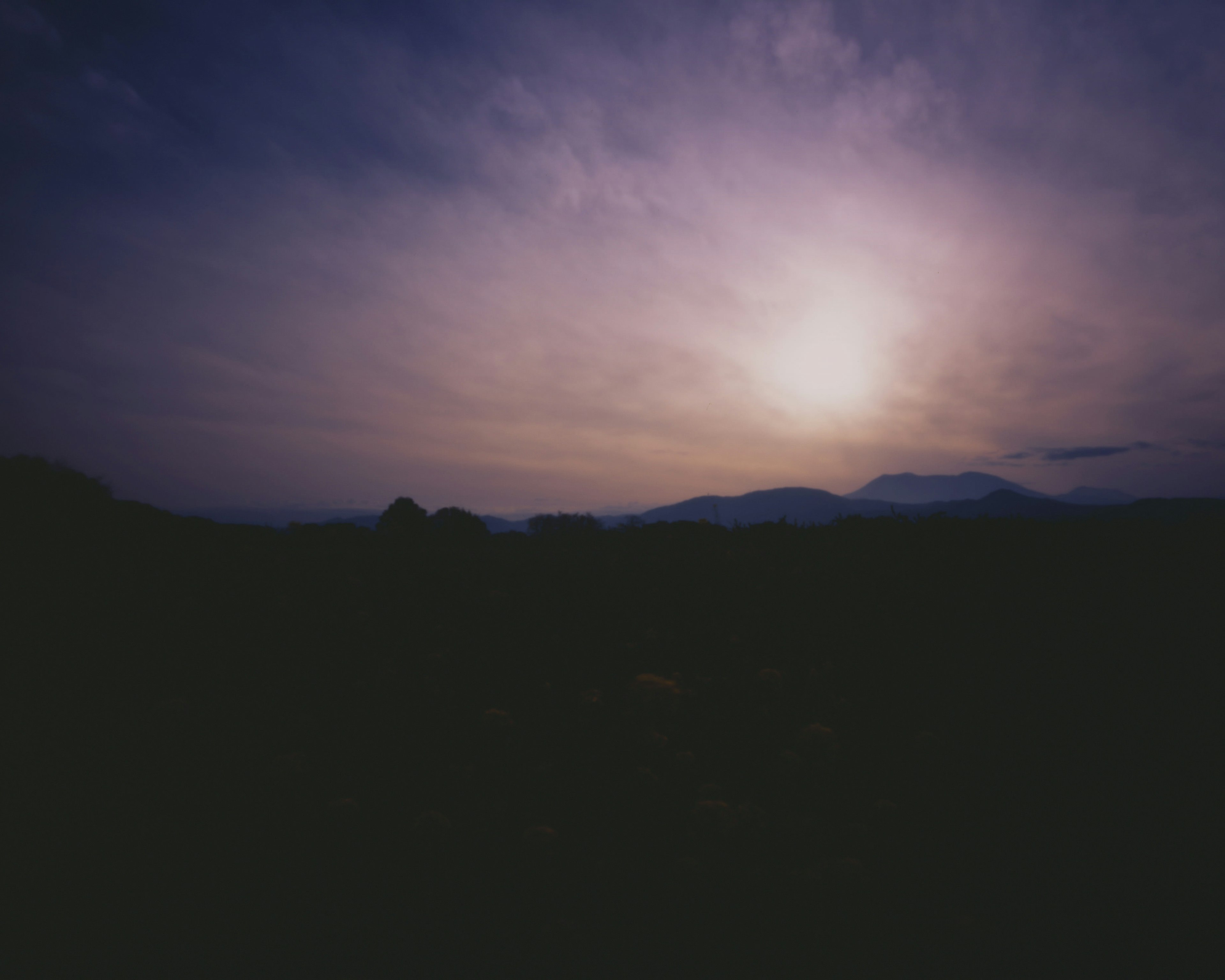 夕暮れ時の山々と薄暗い空の風景