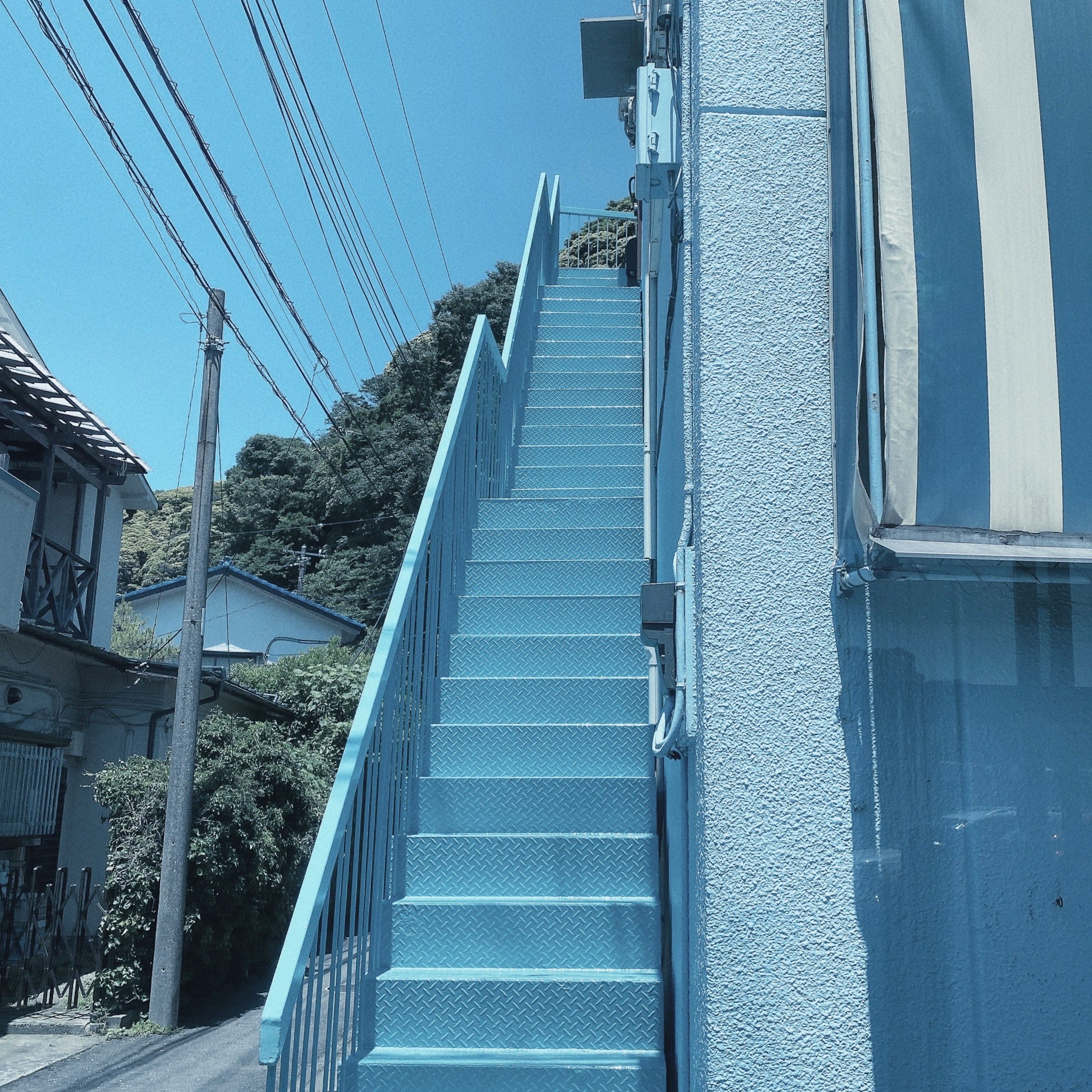 Escalera azul en una zona residencial