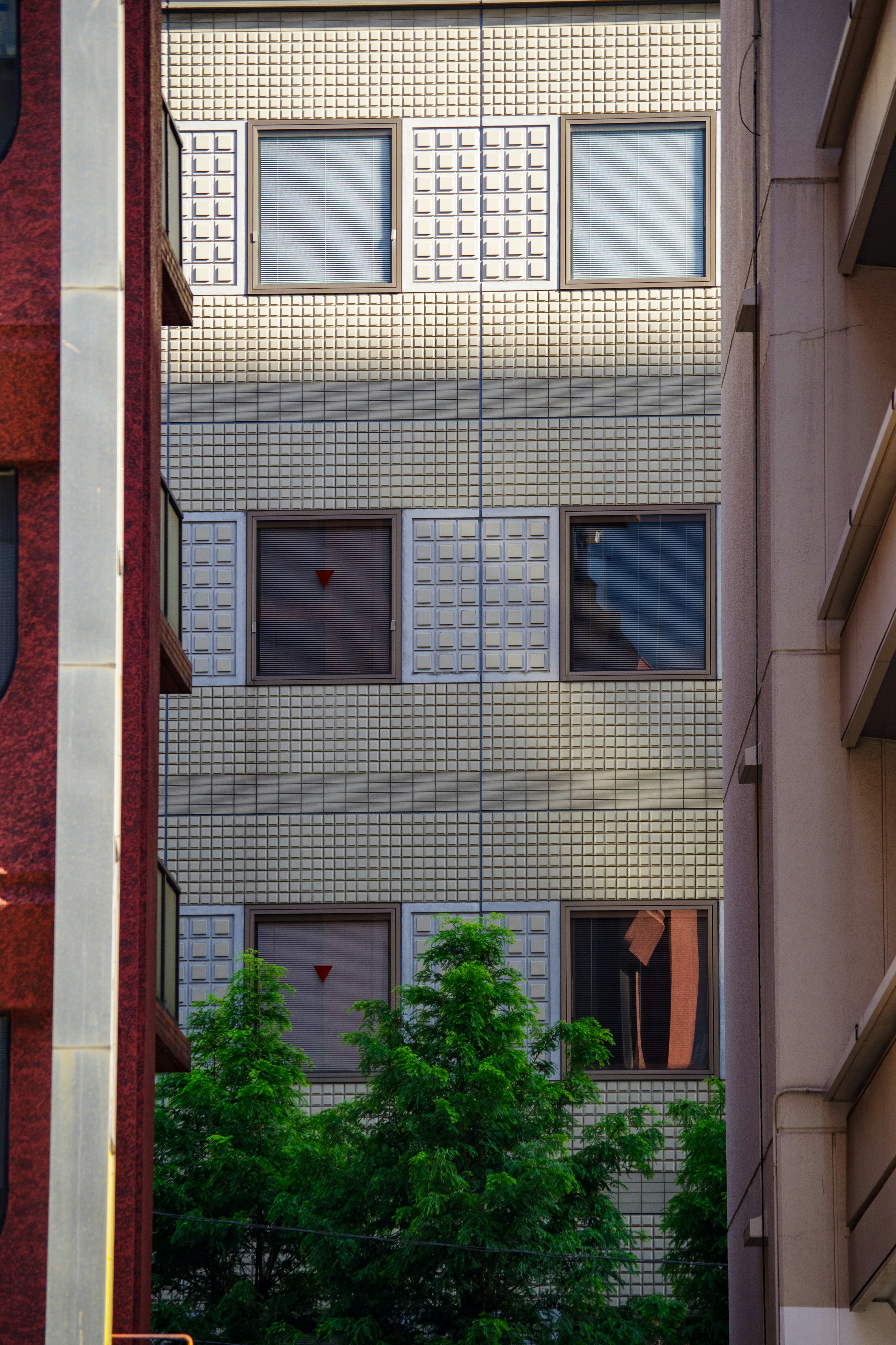 Edificio con fachada única adyacente a una estructura roja