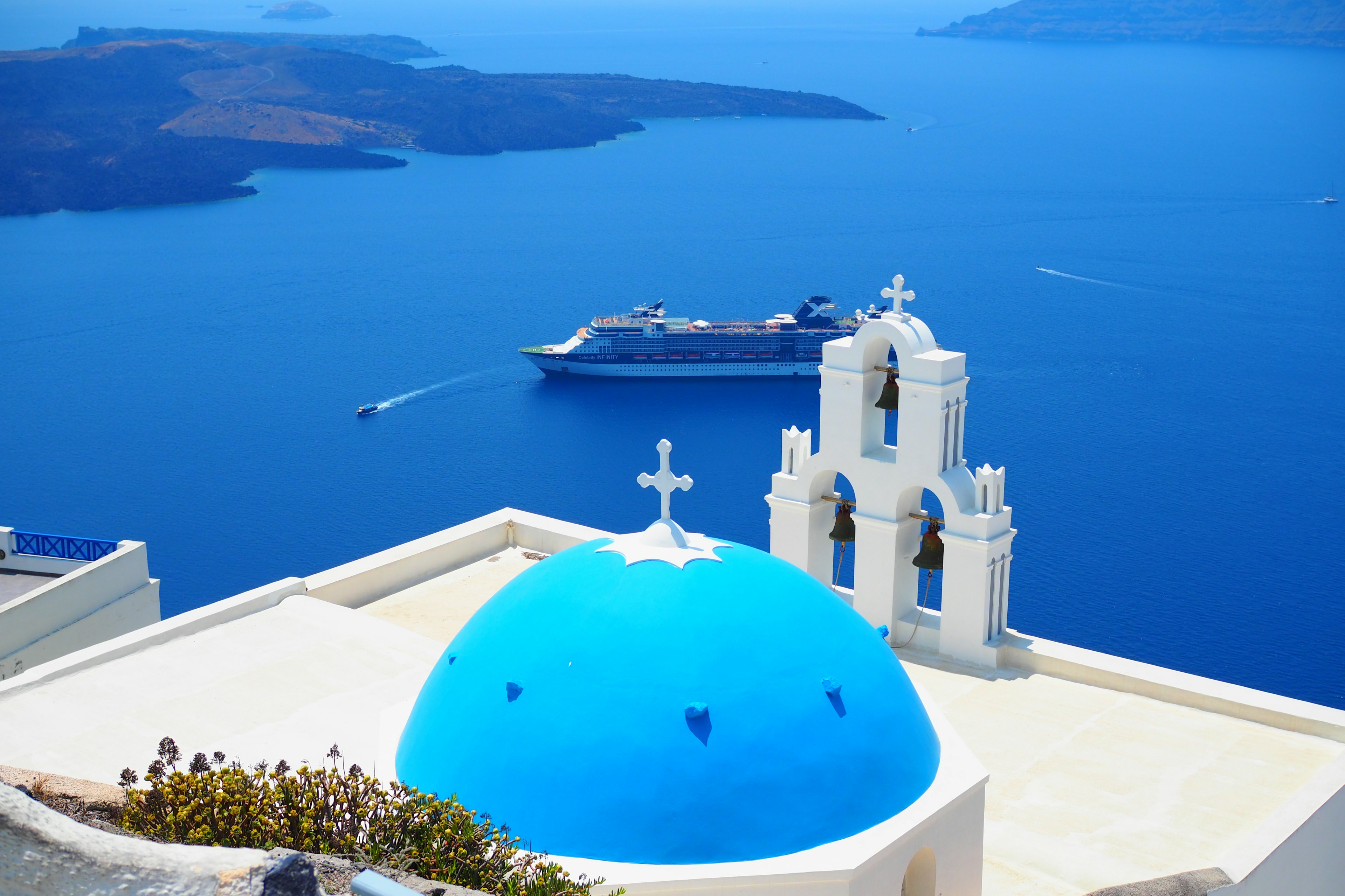 Vista mozzafiato di Santorini con un cupola blu e architettura bianca