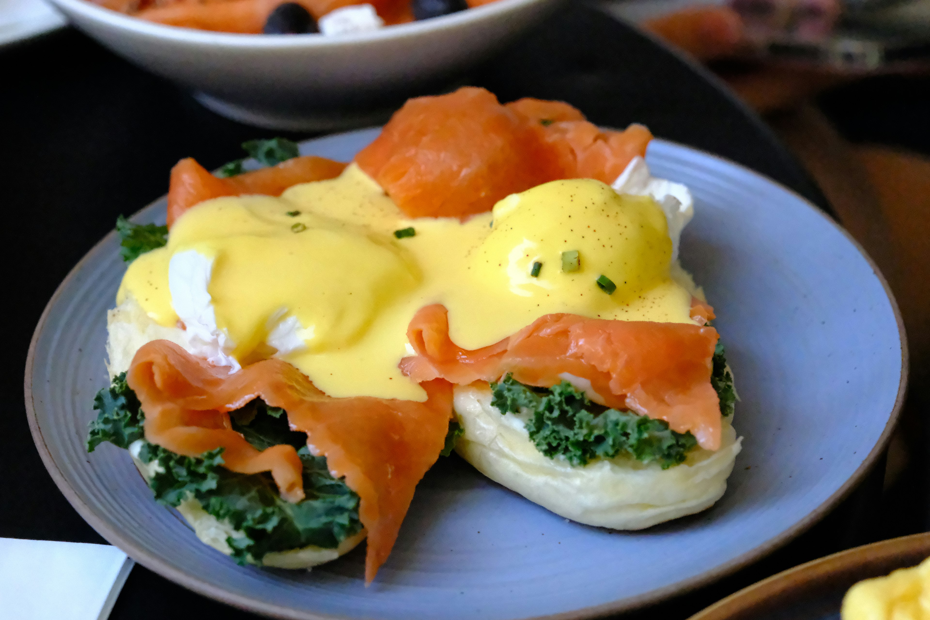 Uova Benedict con salmone affumicato e uova in camicia