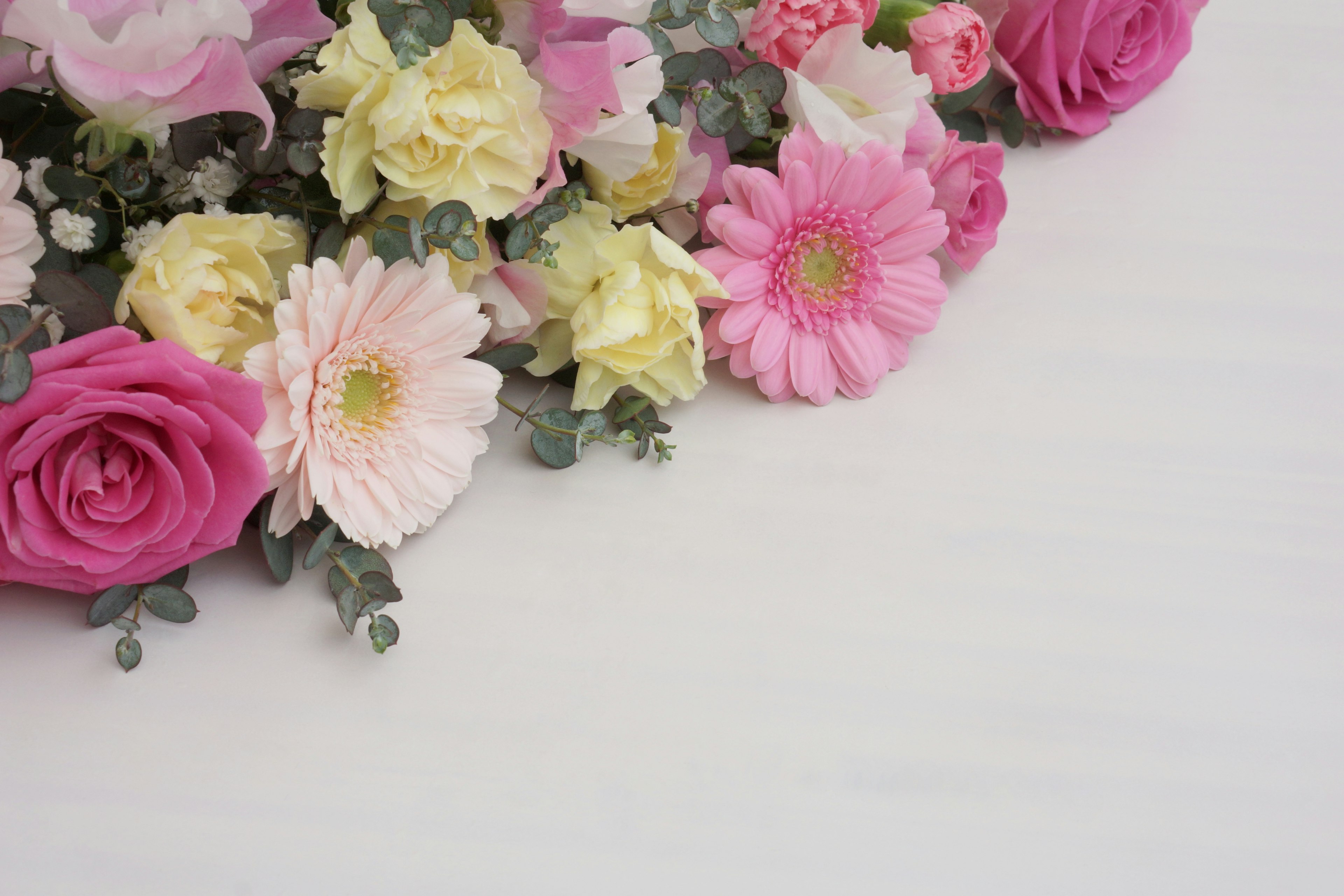 Schöne Anordnung von bunten Blumen einschließlich rosa Rosen und weißen Gänseblümchen