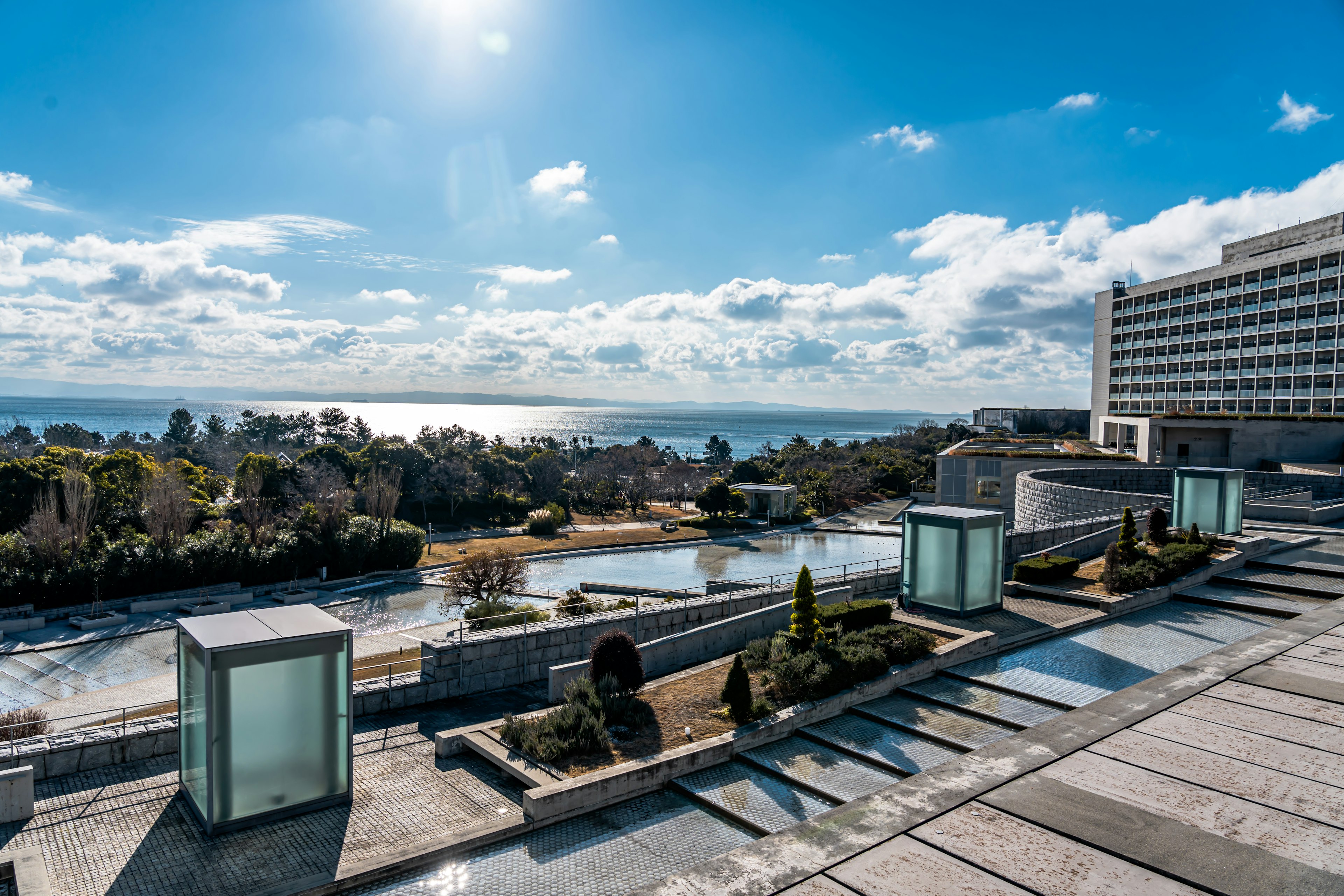 Vue moderne du toit avec ciel bleu et paysage océanique