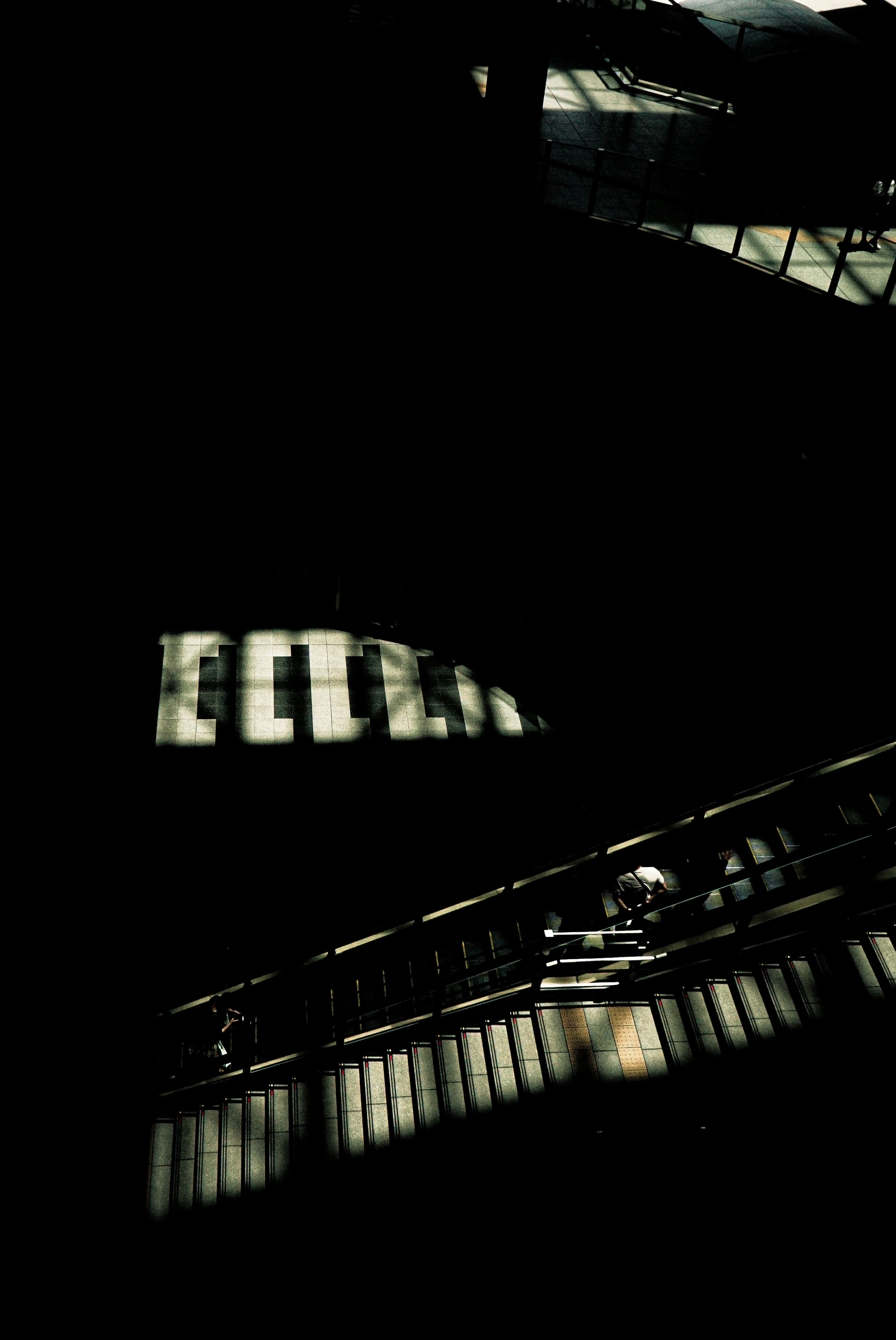 Escalier avec des ombres dans un environnement sombre