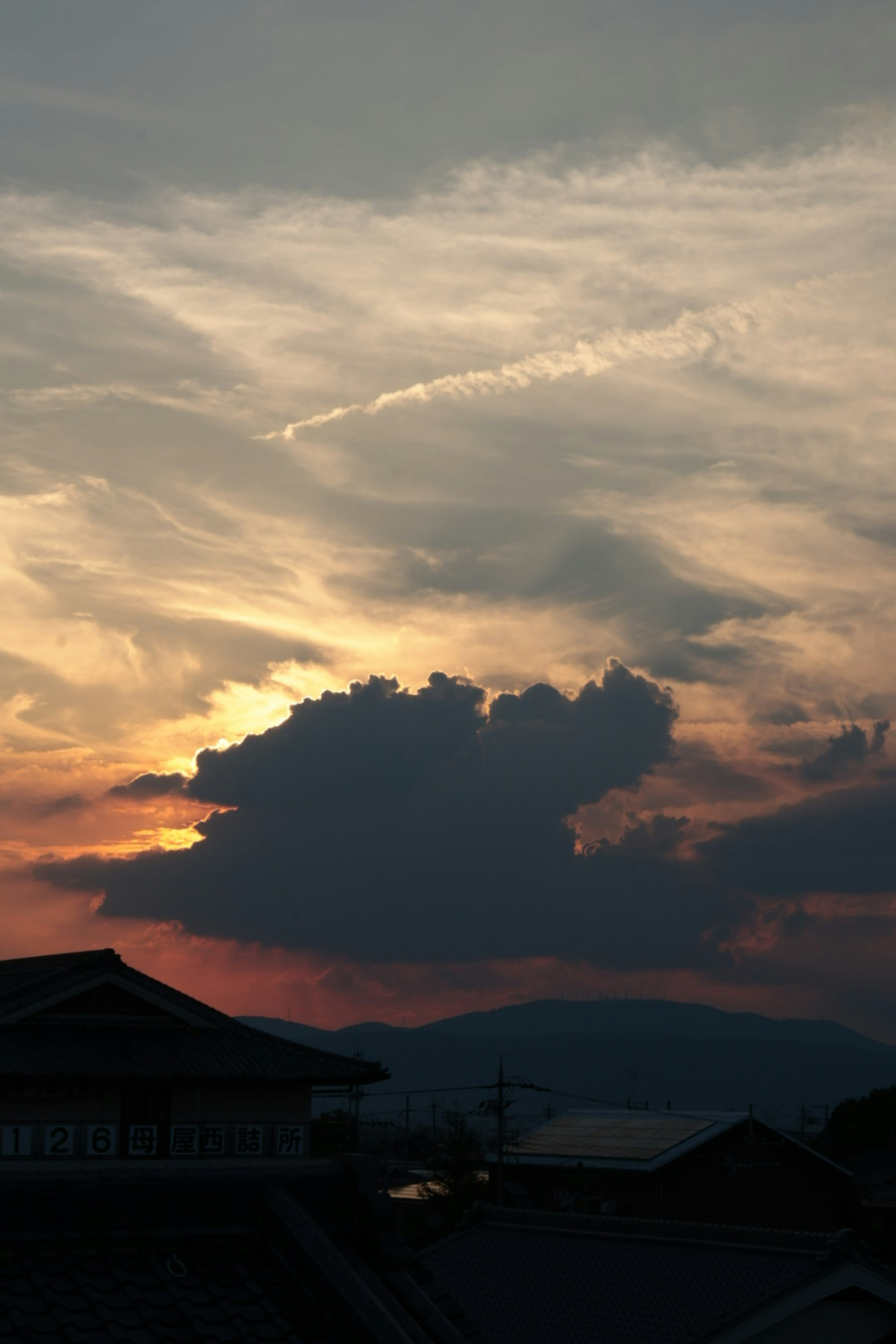 Silhouette di nuvole e montagne contro un cielo al tramonto