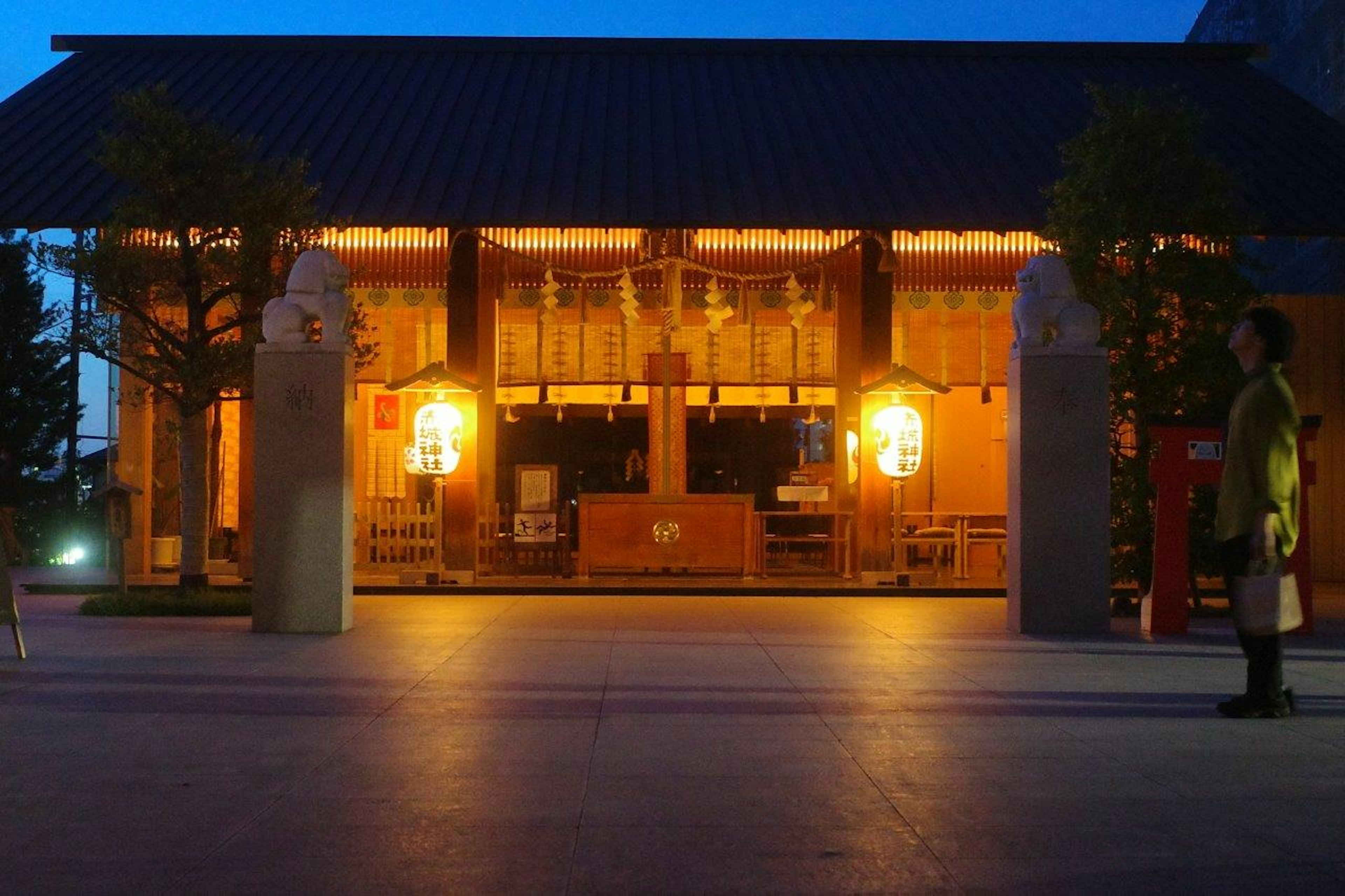 Traditionelle japanische Architektur bei Nacht beleuchtet