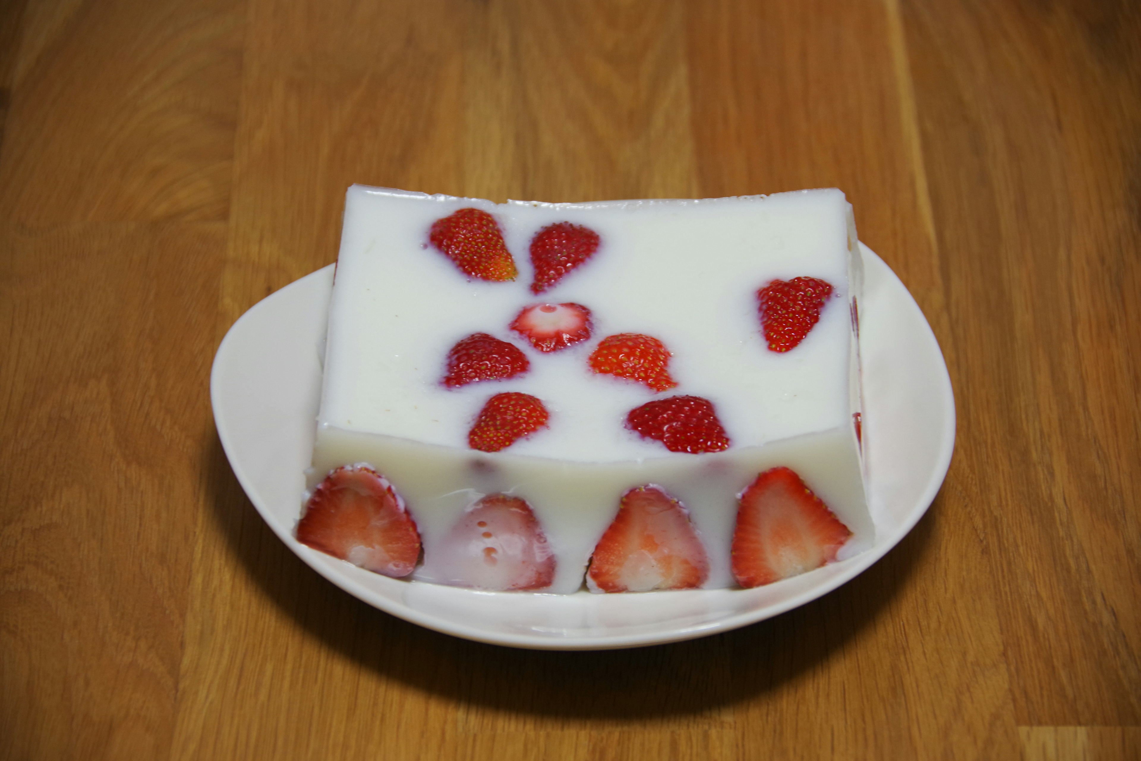 Puding putih dengan topping stroberi