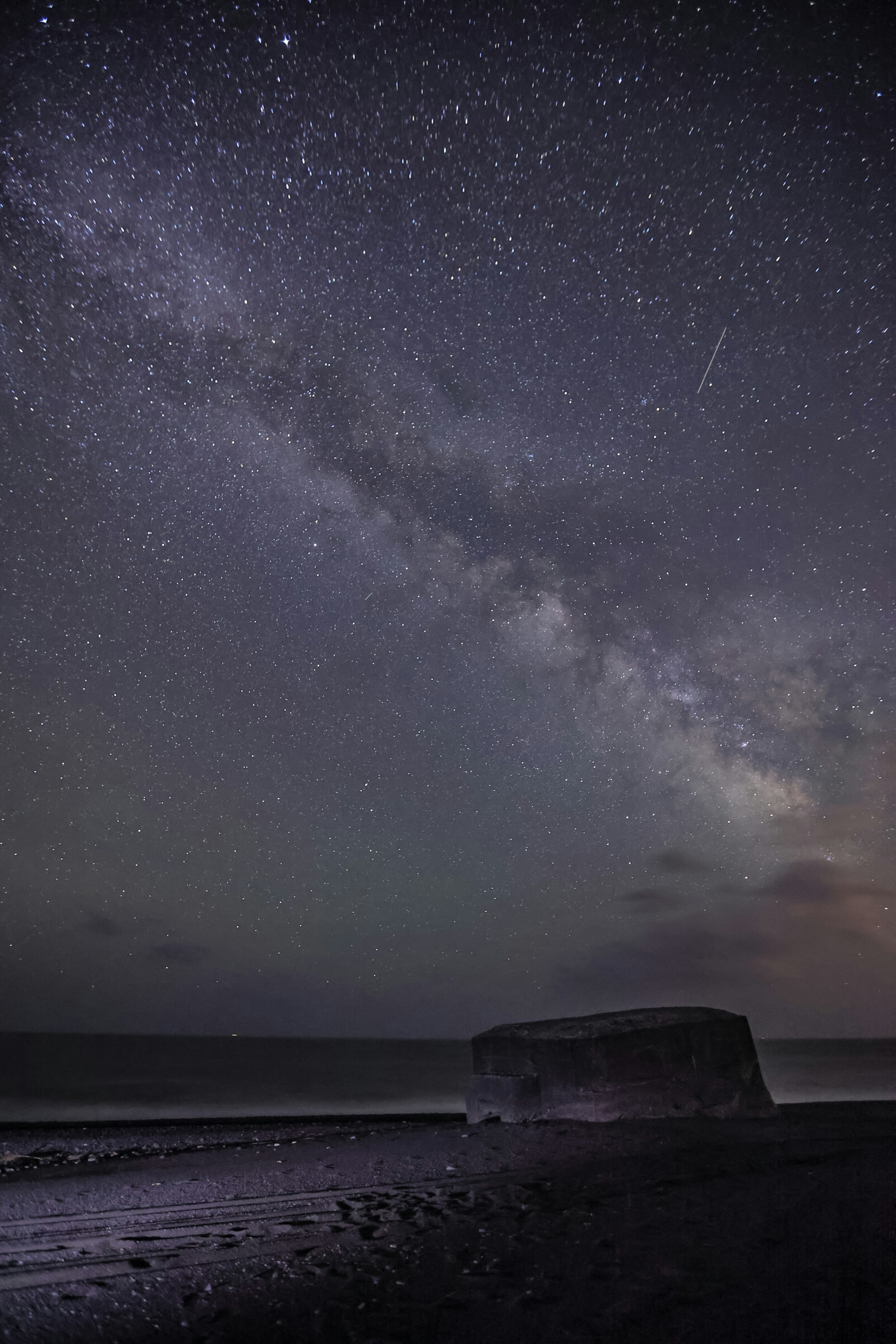 星空の下に広がるビーチとミルキーウェイの壮大な景色