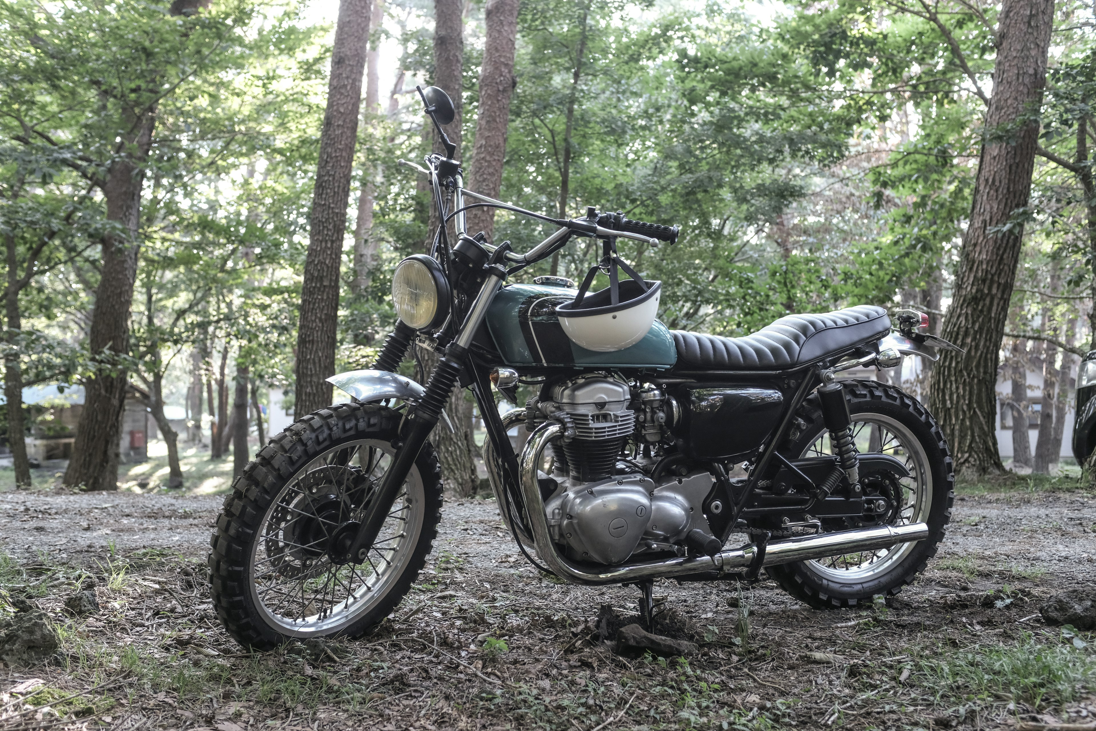 Moto da fuoristrada parcheggiata in un ambiente forestale