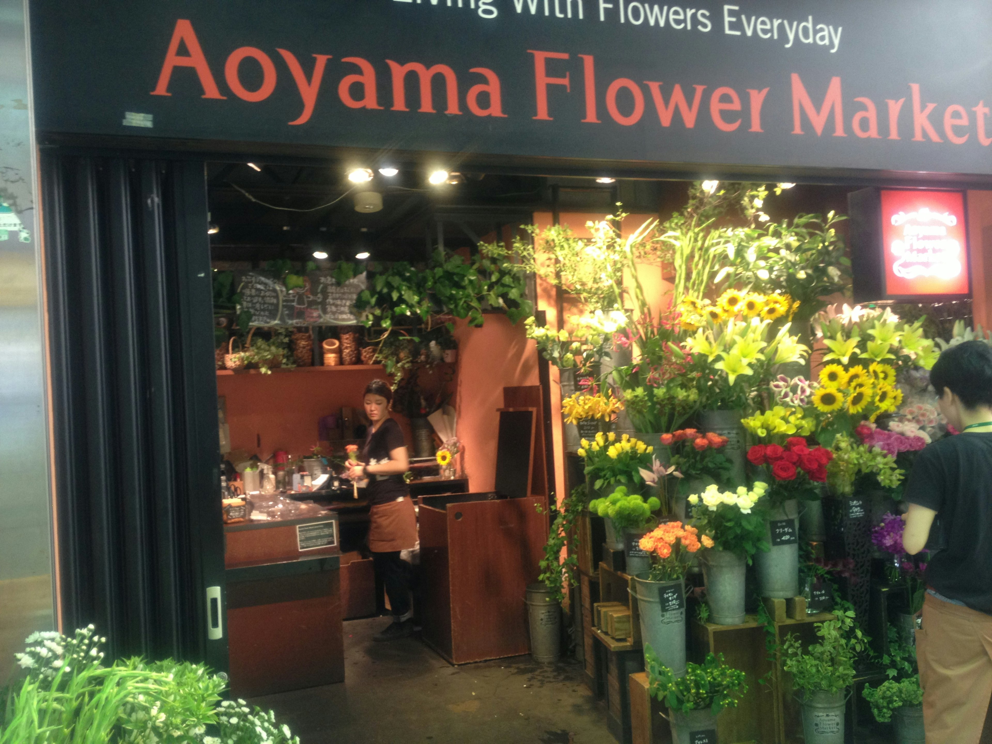 ร้านดอกไม้ Aoyama กับดอกไม้ที่มีชีวิตชีวาและพืชสีเขียว