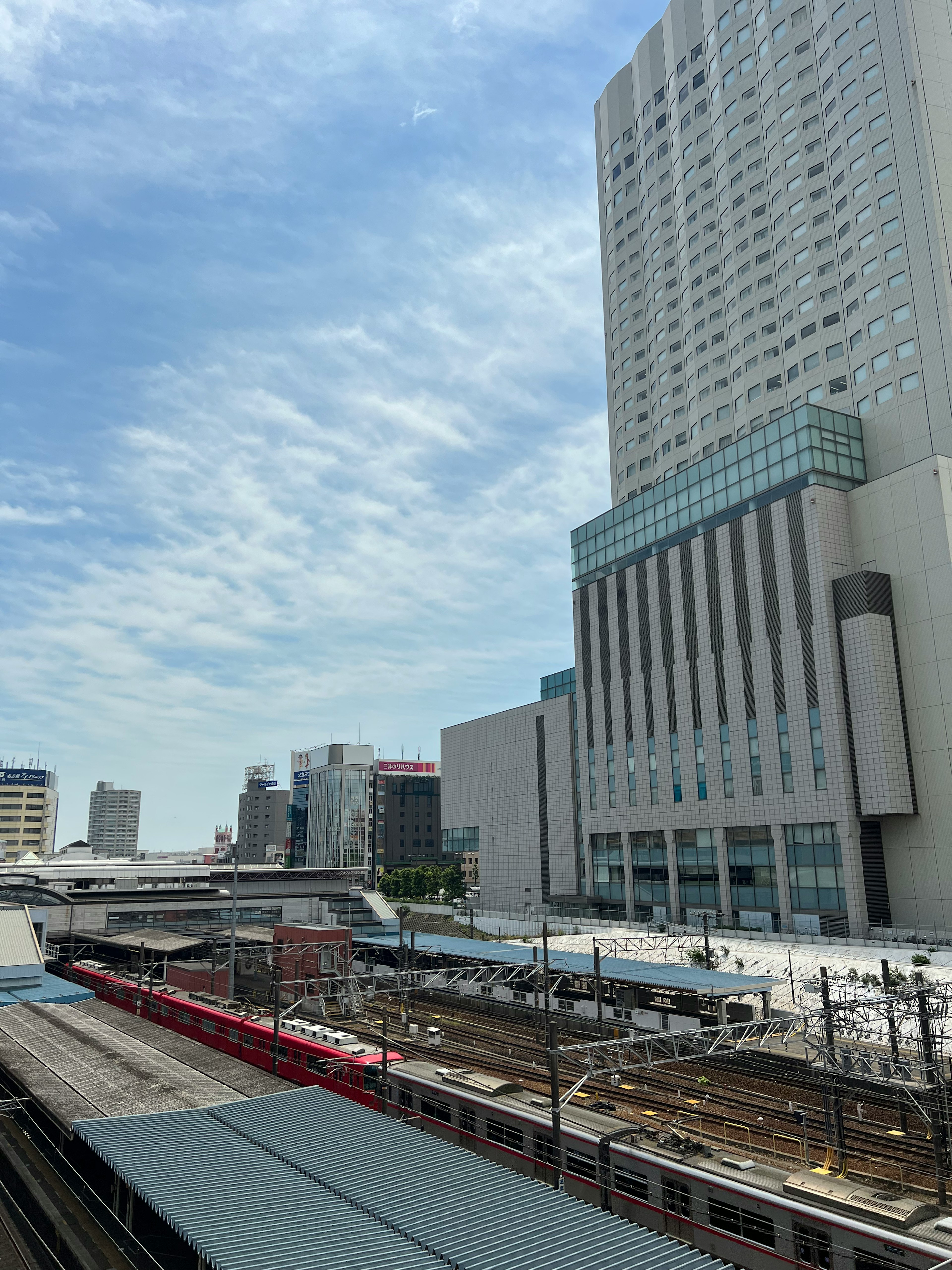 高層ビルと鉄道の風景が広がる街の景色