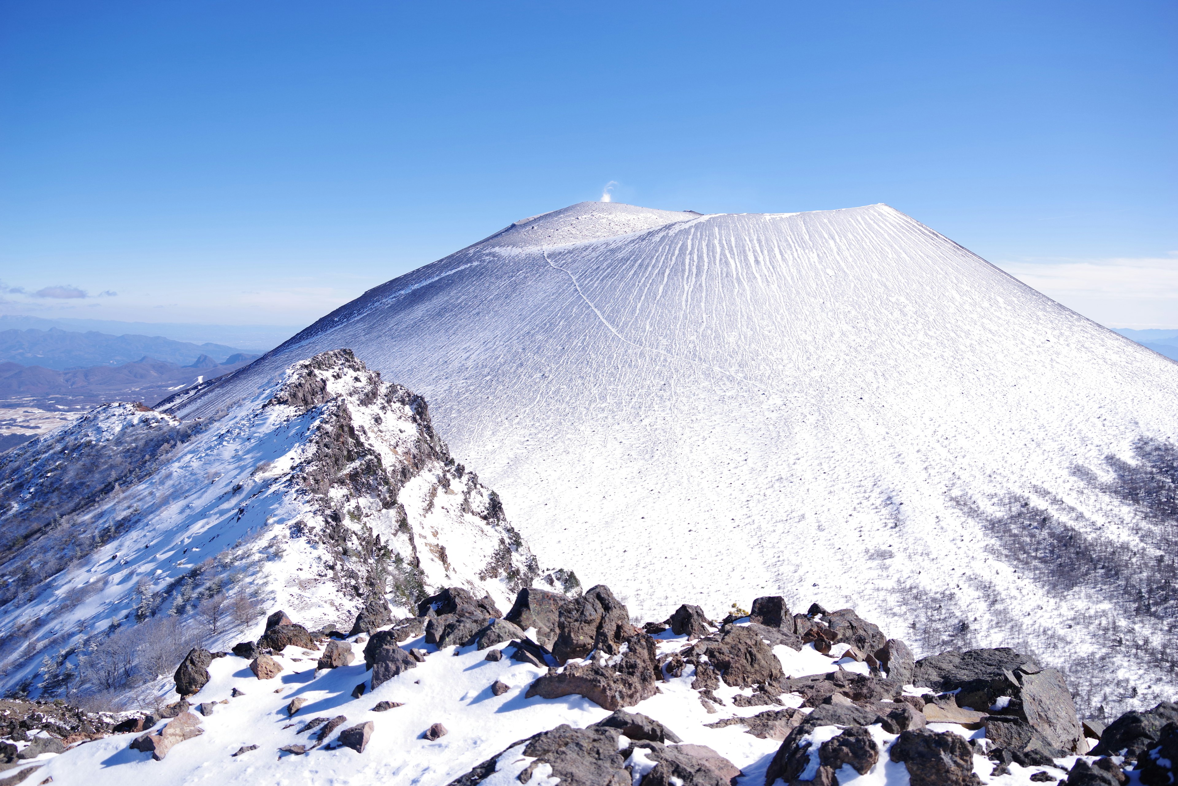 雪をかぶった山と青い空の風景