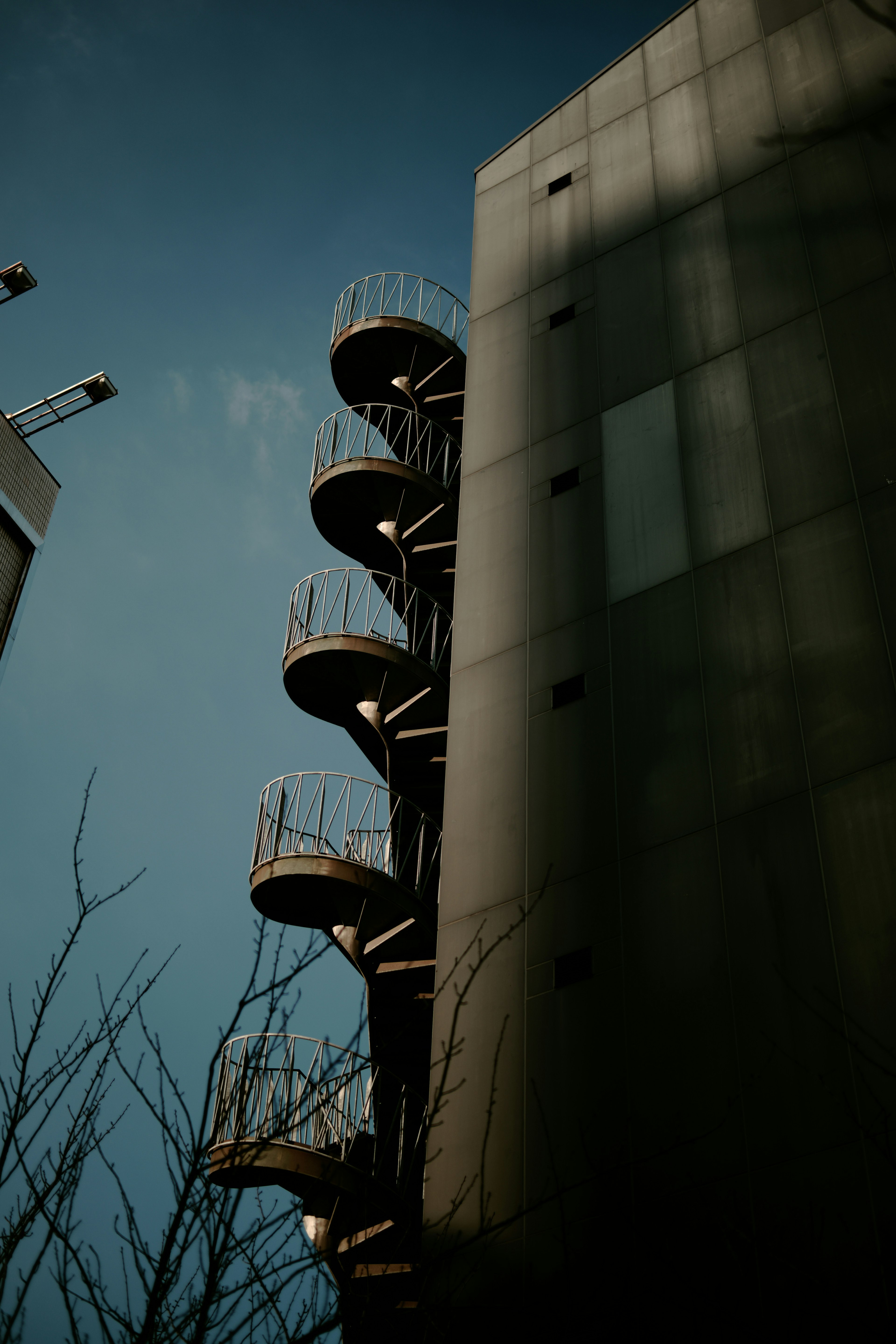 Vue latérale d'un bâtiment avec un escalier en colimaçon en métal