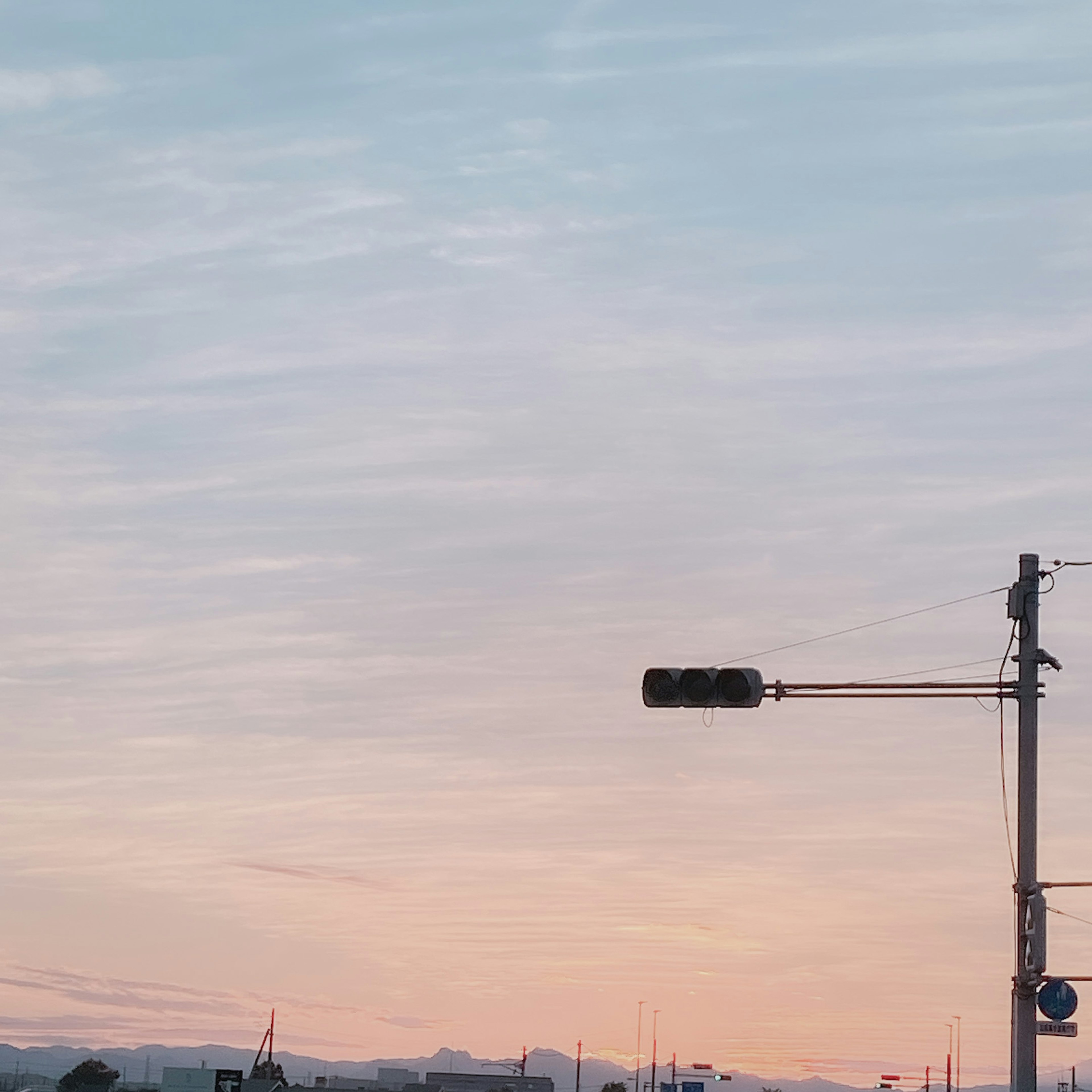 夕焼けの空と信号機のある風景