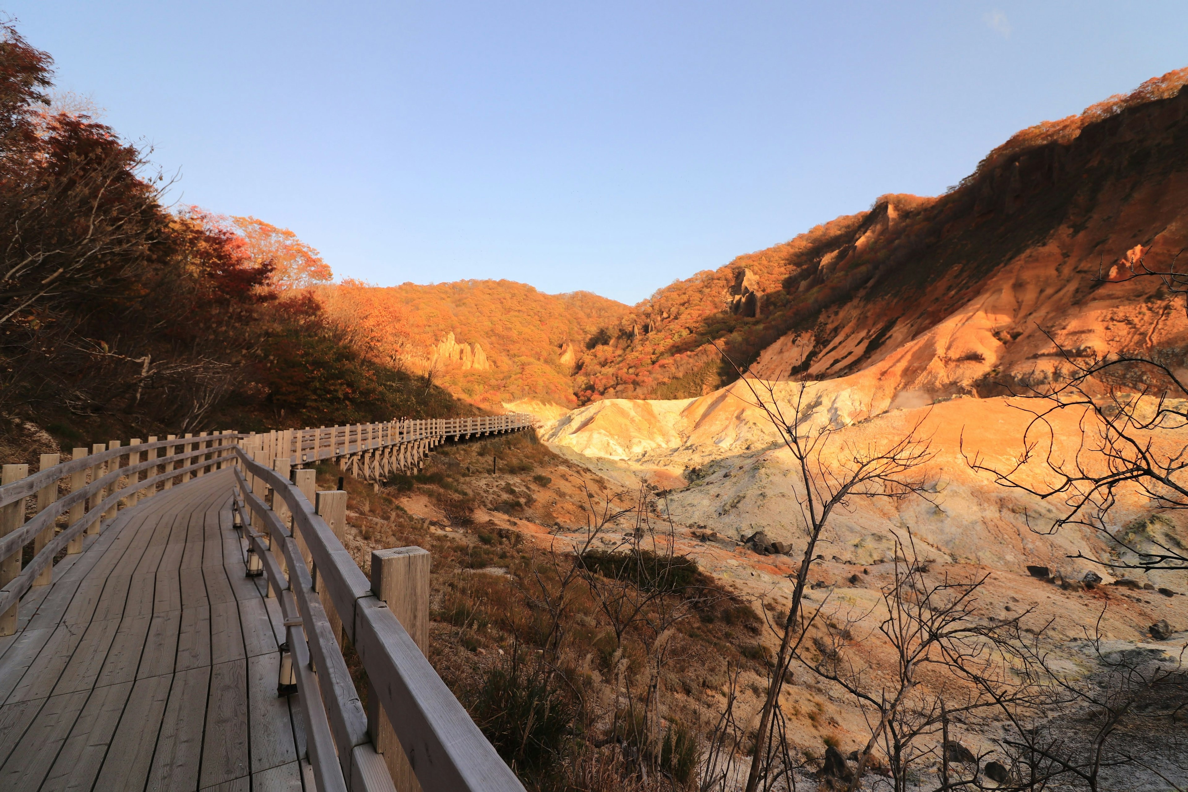 Vue panoramique d'un chemin en bois serpentant dans une belle vallée avec des montagnes colorées