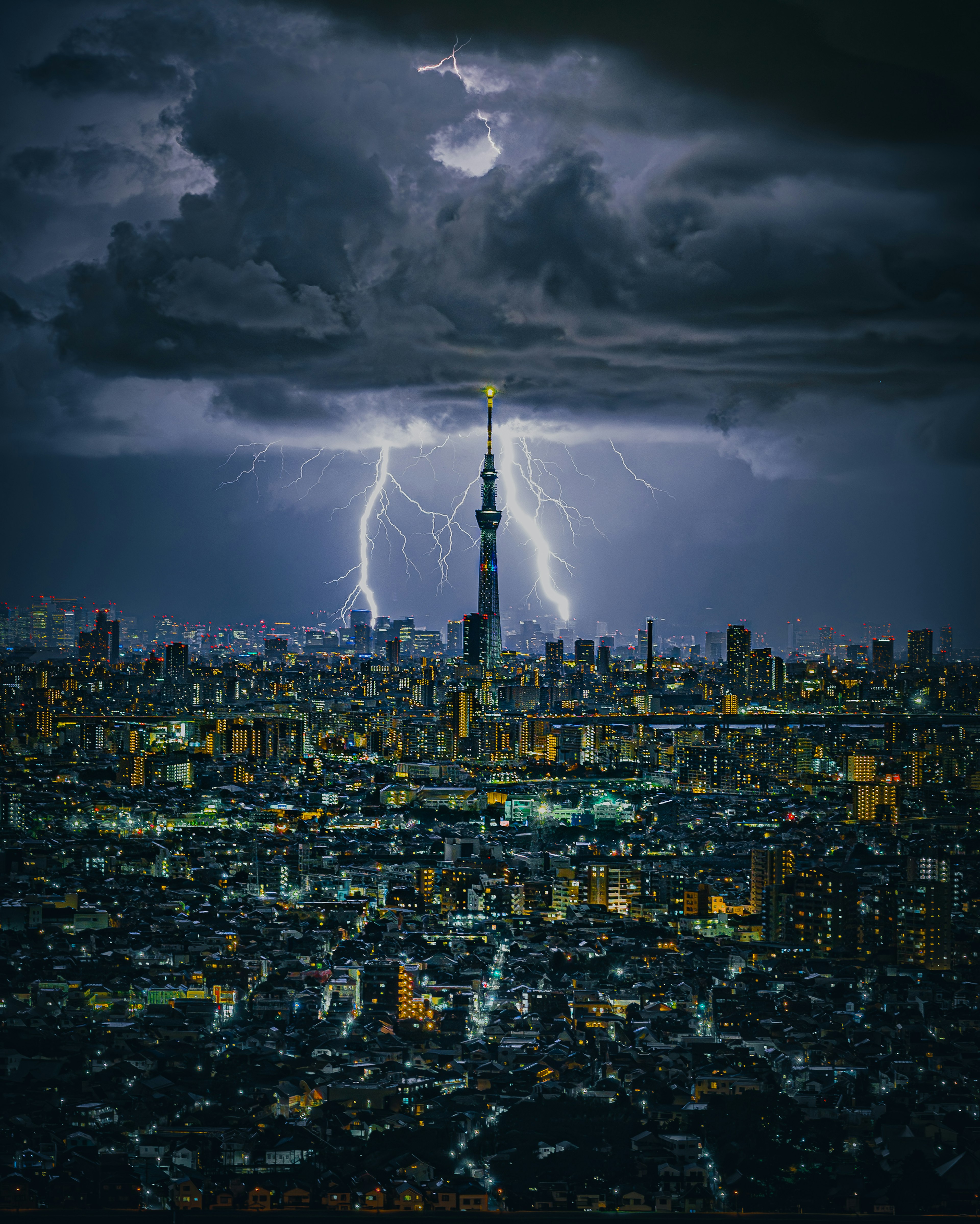 Tokyo Skytree illuminé par la foudre dans un paysage urbain nocturne