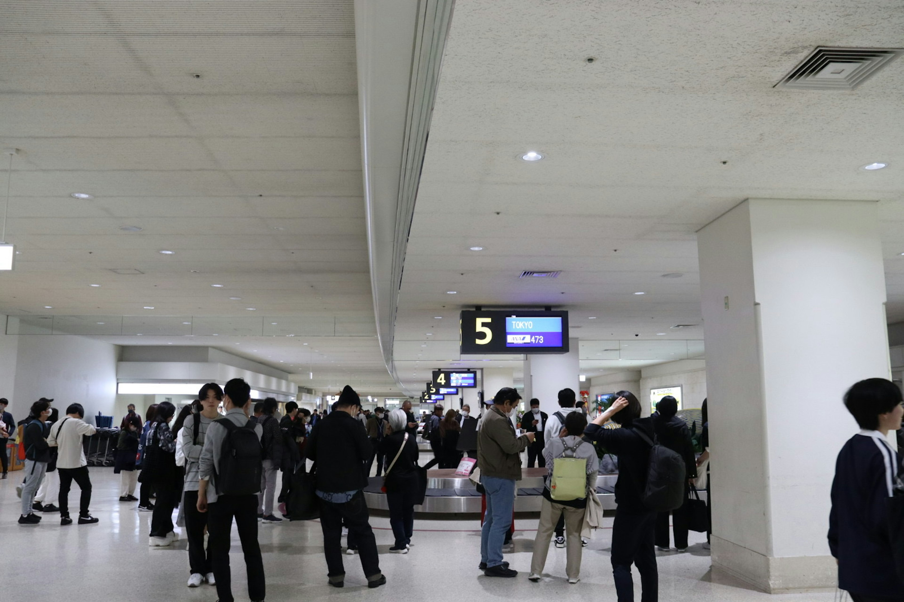 공항 도착 홀의 사람들 무리와 수하물 수취소