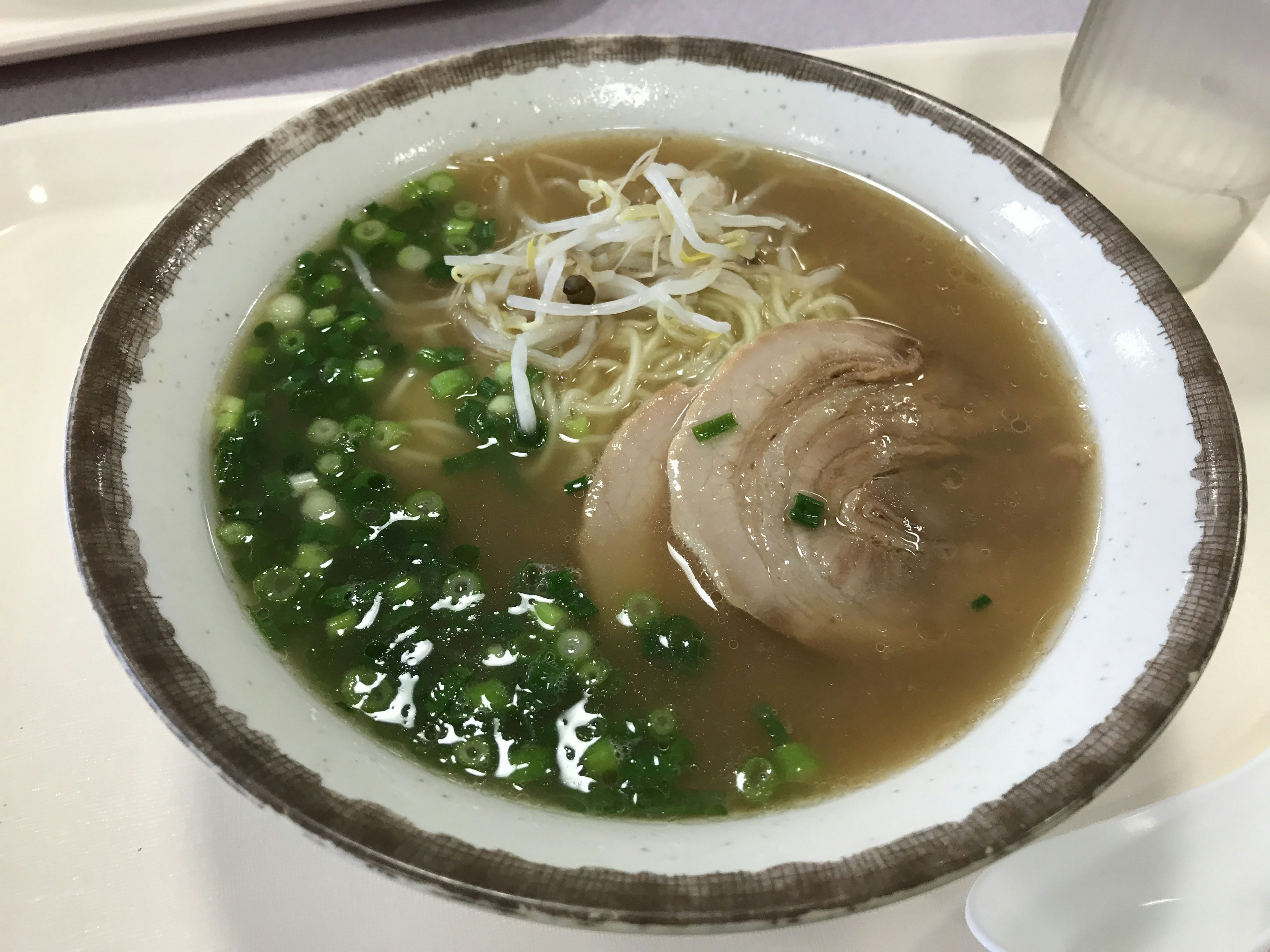 Tô ramen với nước dùng chashu và hành lá