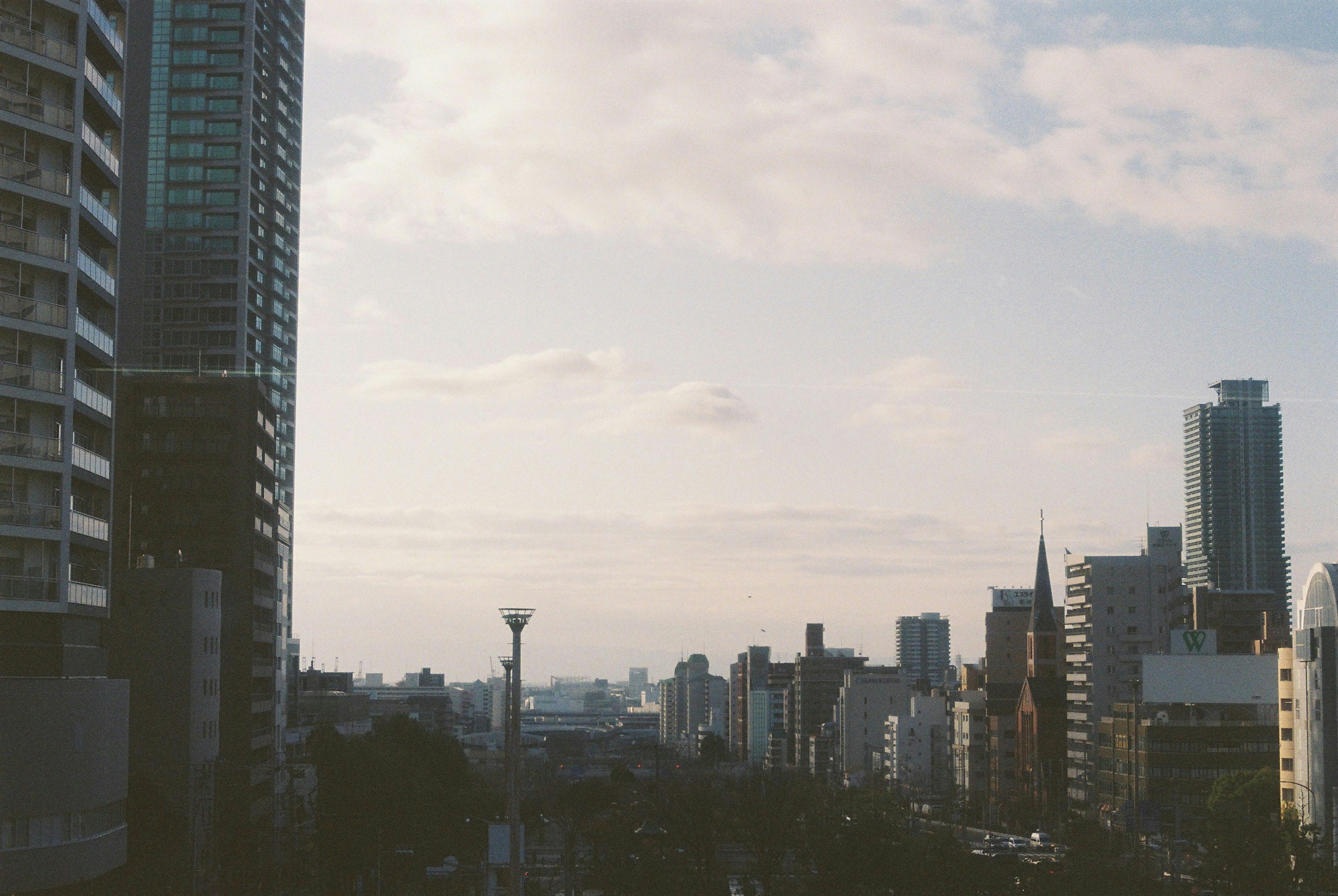 城市天际线，包含高楼和多云的天空